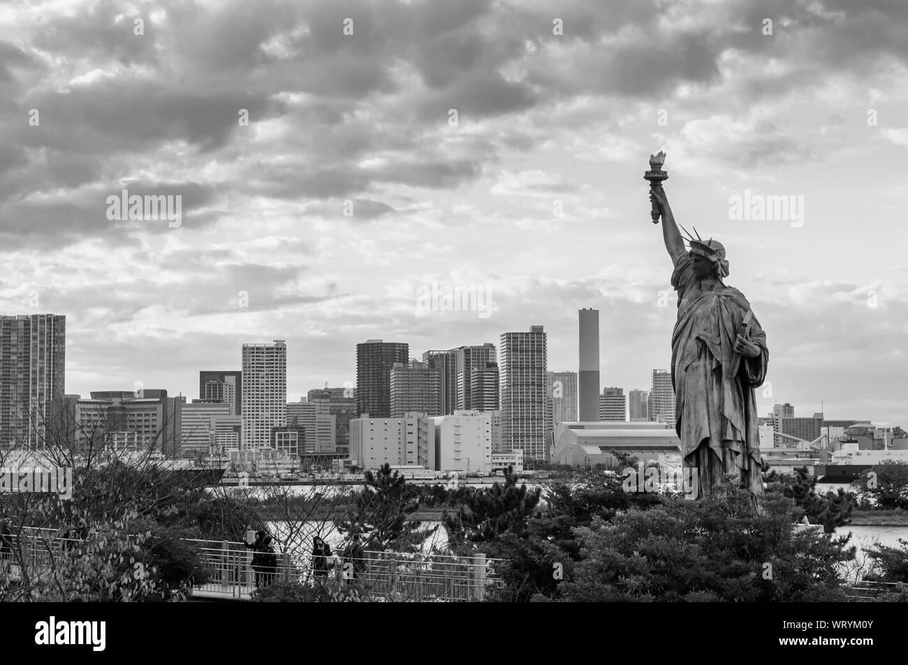 DEC 5, 2019 Tokyo, Japan - Odaiba Rainbow Bridge und Tokyo Bay View mit Touristen genießen Abend Sonnenuntergang mit Skyline im Hintergrund. Schwarz und Weiß Ich Stockfoto