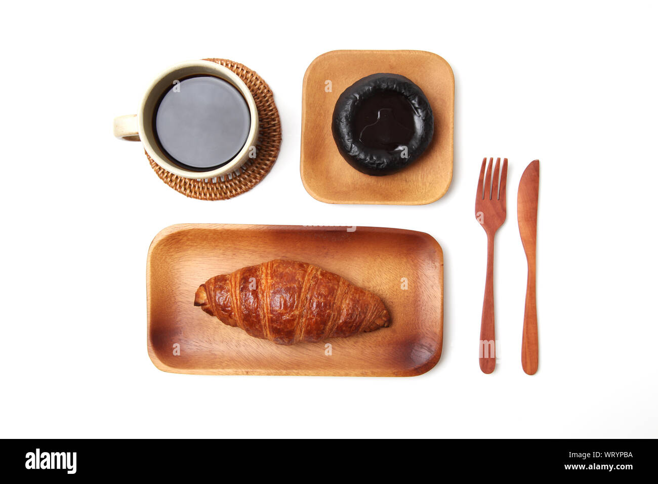 Croissant französisches Brot auf Holz Platte und heißen Kaffee mit Dessert closeup auf weißem Hintergrund Stockfoto