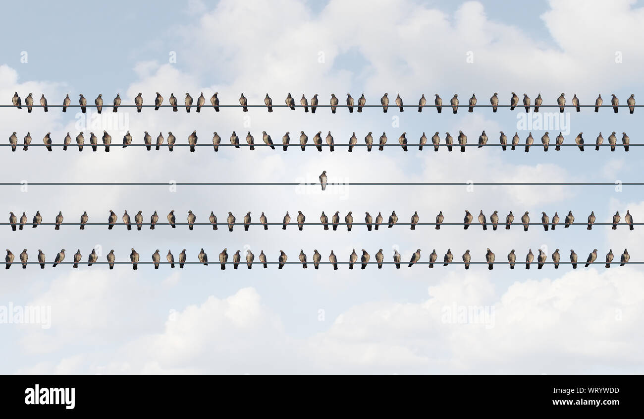 Konzept der Individualität und unabhängige Denker wie Vögel auf einem Kabel mit einem individuellen Vogel allein als Symbol für neues innovatives Denken. Stockfoto