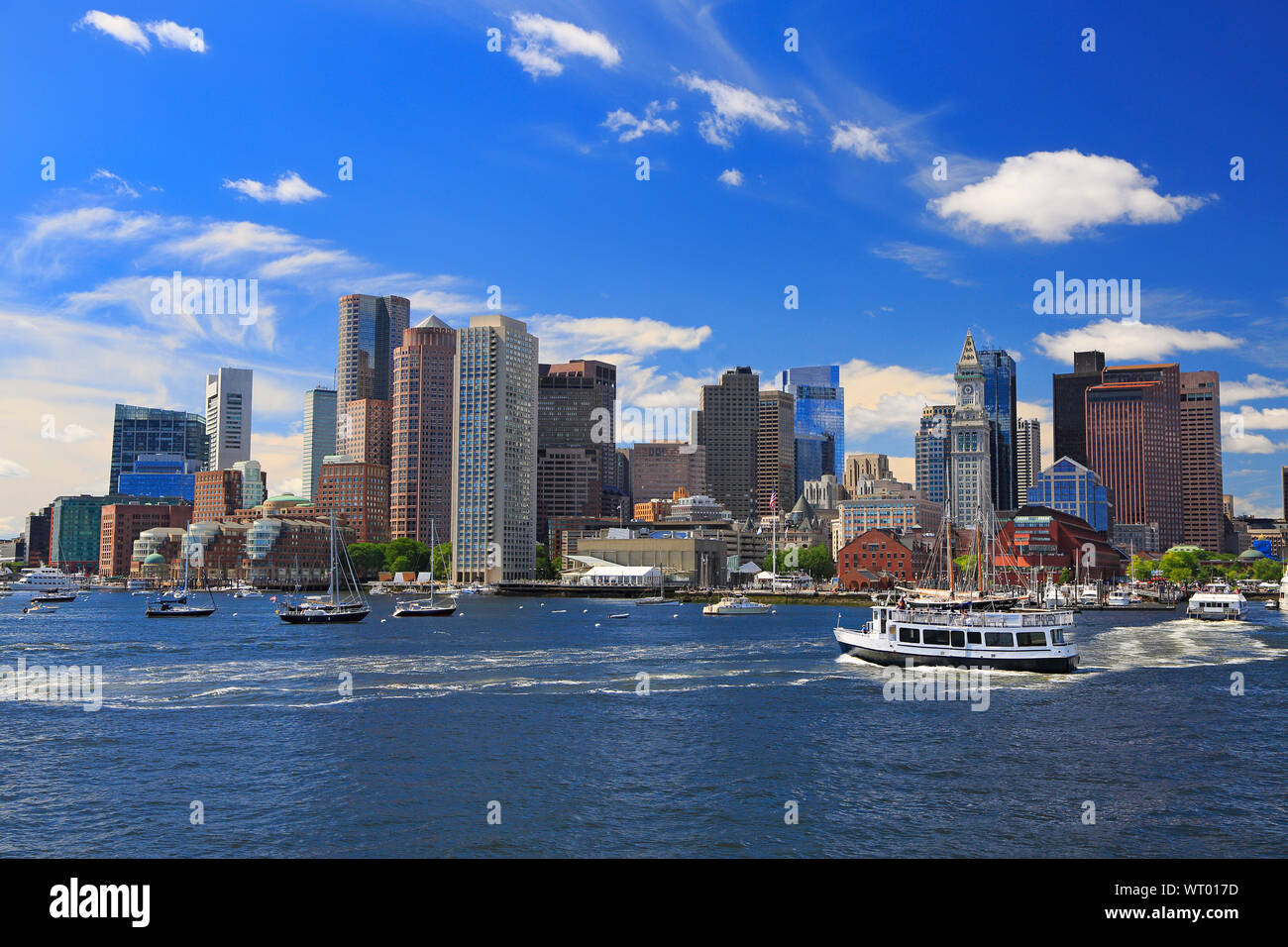 Boston Skyline mit Wolkenkratzern Reflexionen in den Ozean und rostige Kette im Vordergrund, Massachusetts, USA Stockfoto