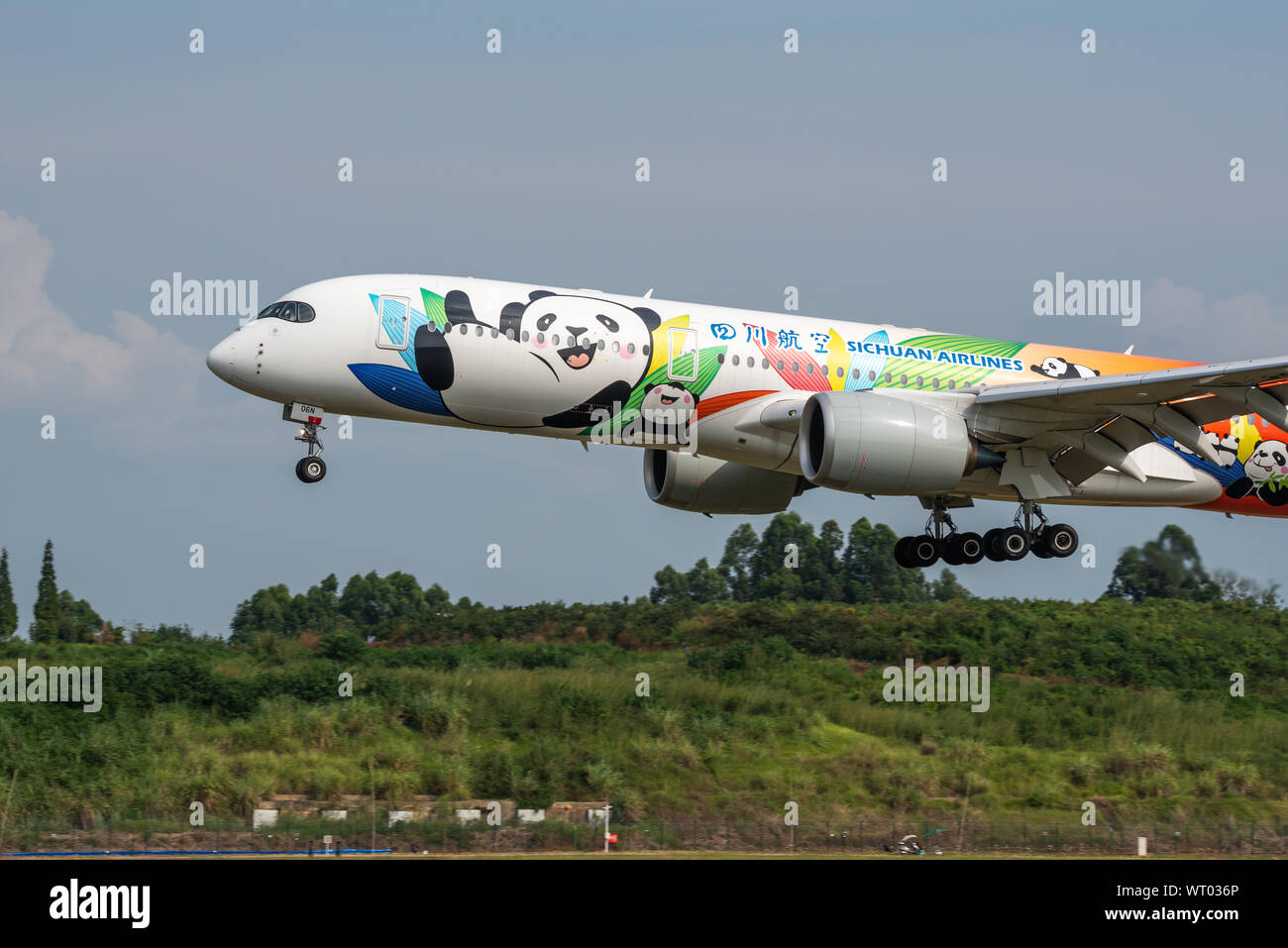 Flughafen Chengdu, Provinz Sichuan, China - 28. August 2019: Sichuan Airlines Airbus A350 Commercial Airplane Landing in Chengdu. Stockfoto