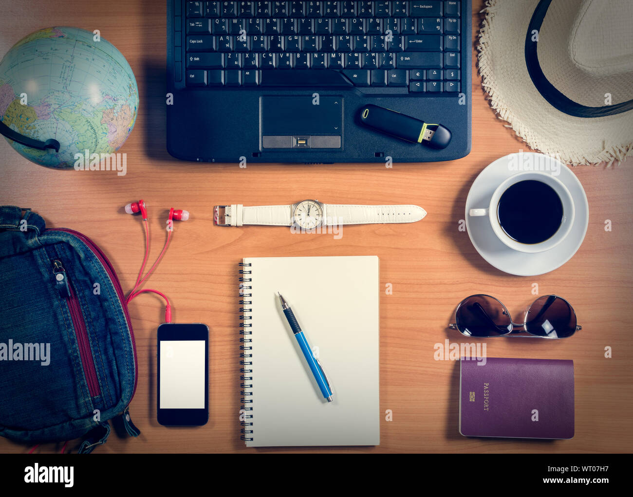 Ansicht von oben Büro Schreibtisch mit Computer, Zubehör, Tasse und persönliche Gegenstände Stockfoto