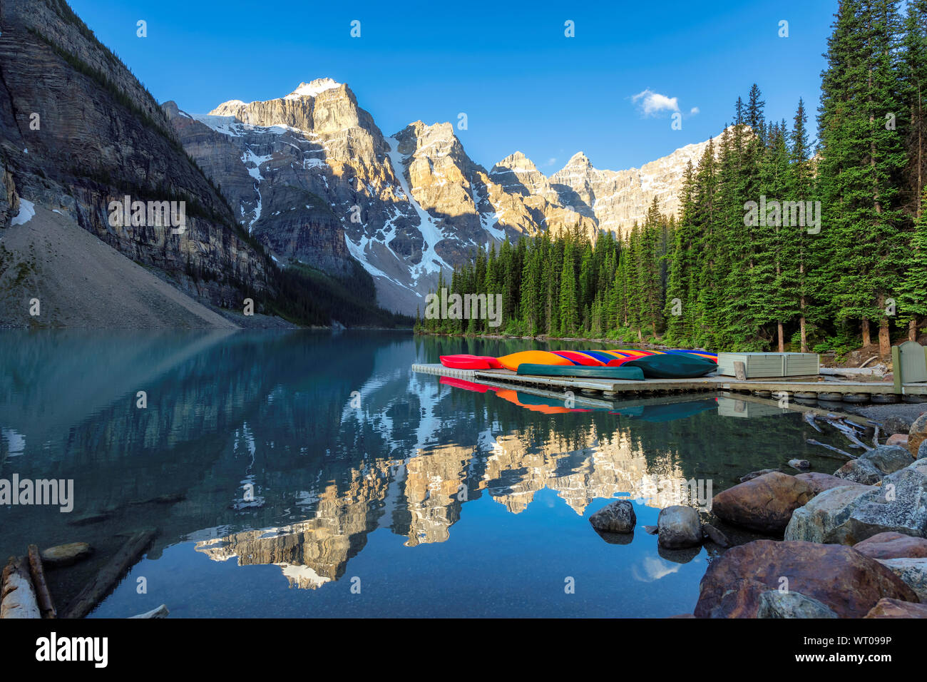 Moraine Lake bei Sonnenaufgang in Kanada Stockfoto