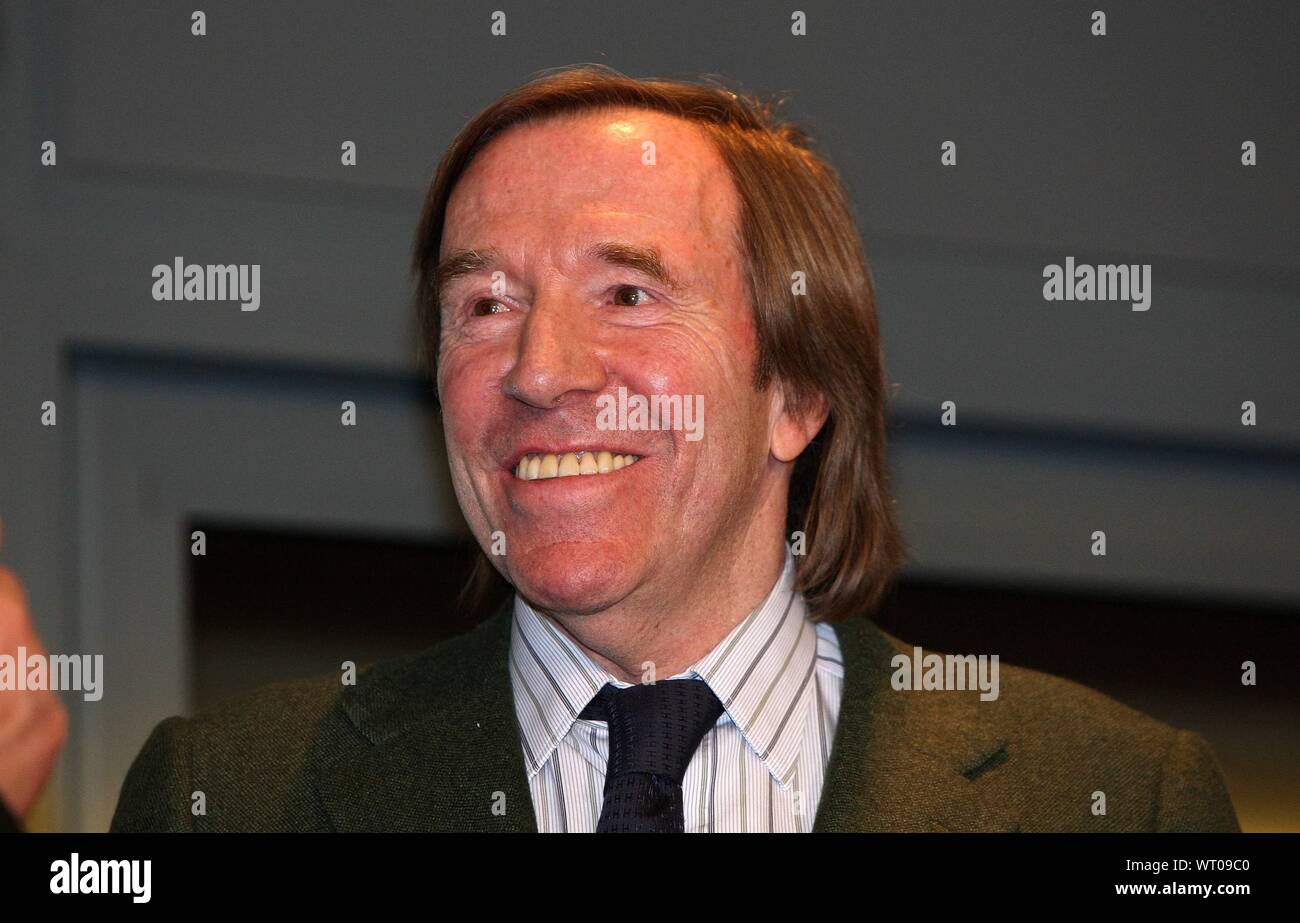 Firo Fussball 1.Bundesliga 10.02.2009 FC Schalke 04. Veranstaltungsreihe "Goale und Gewinn' Fußball zischt Sport und Markt' Günter Netzer Portrait Copyright firo sportphoto: Unsere allgemeinen Geschäftsbedingungen, abrufbar unter www.firosportphoto.de Pfefferackerstrasse 2a 45894 G elsenkirchen www.firosportphoto.de Mail@firosportphoto.de (V olksbank B ochum W Itten) BLZ.: 430 601 29 Kt. No.: 341 117 100, Tel.: 0209 - 9304402 Fax: 0209 - 9304443 | Verwendung weltweit Stockfoto