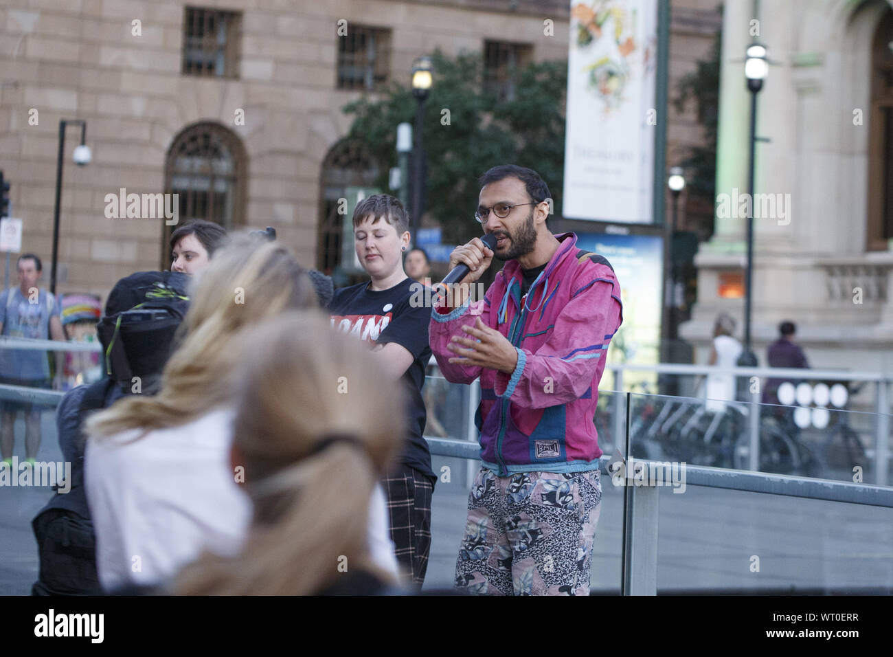 Brisbane, Queensland, Australien. 9 Aug, 2019. Brisbane Ratsmitglied Jonathon Sri spricht die Masse an der Brisbane Square während der Uni Studenten Arbeitsniederlegung gegen Adani Rallye. Studenten und andere Mitglieder der Öffentlichkeit gegen das umstrittene Adani Coal Mine in Central Queensland protestierten. Zahlreiche Mitglieder der Auslöschung Rebellion hatte Tage vor den Protesten in der Stadt auf dem 6. August verhaftet worden, und einige wie pro Ihre Kaution nicht innerhalb der central business district für mehrere Wochen erlaubt. Die Demonstranten marschierten über Victoria Bridge sie in South Bank statt. ( Stockfoto