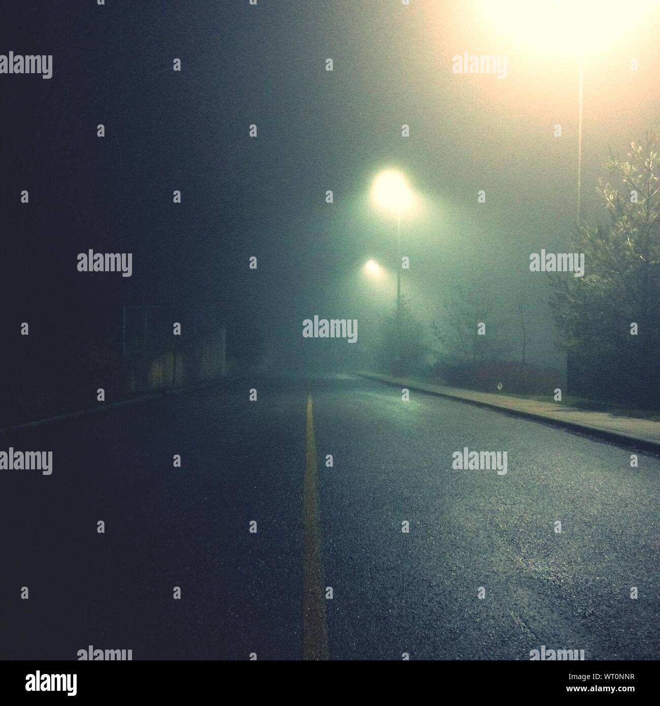 Leere Strasse Bei Nacht Nebel Stockfotos Und Bilder Kaufen Alamy