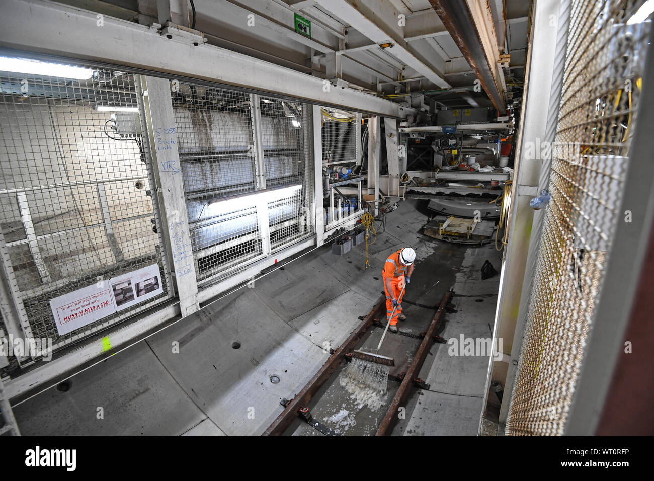 Ein Ingenieur fegt Abwasser in eine Bohrmaschine, die eine Sektion der Themse Tideway Tunnel in London. Stockfoto