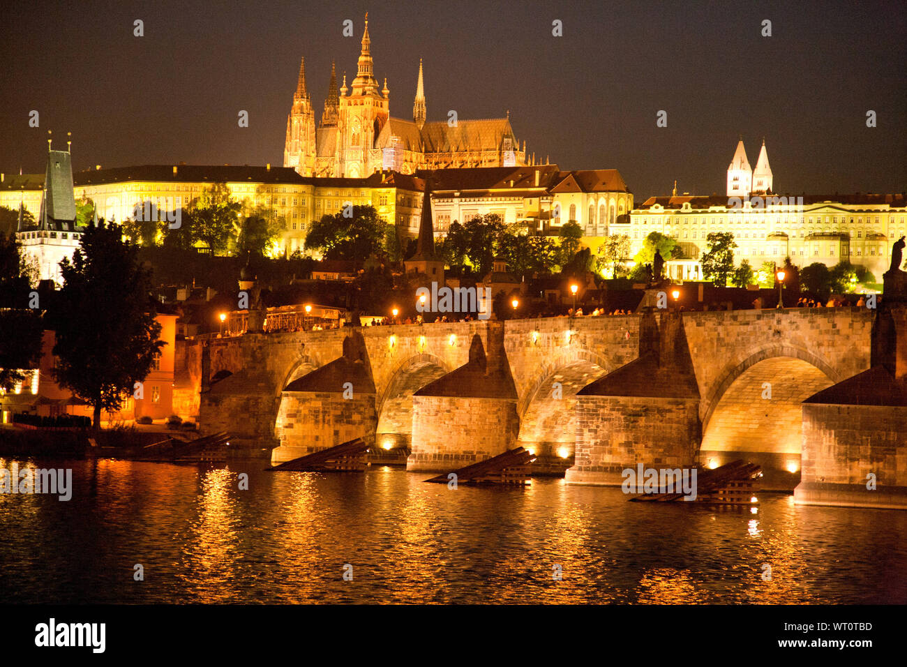 Die Karlsbrücke (Karluv most) überspannt den Fluss Moldau mit der Prager Burg im Hintergrund. In Prag in der Tschechischen Republik. Stockfoto