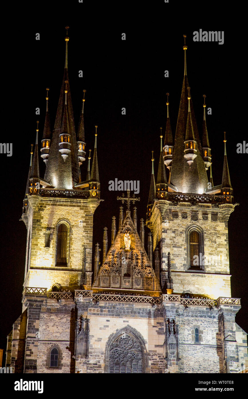 Die gotischen Türme der Teinkirche steigen über die Prager Altstadt. In Prag in der Tschechischen Republik. Stockfoto