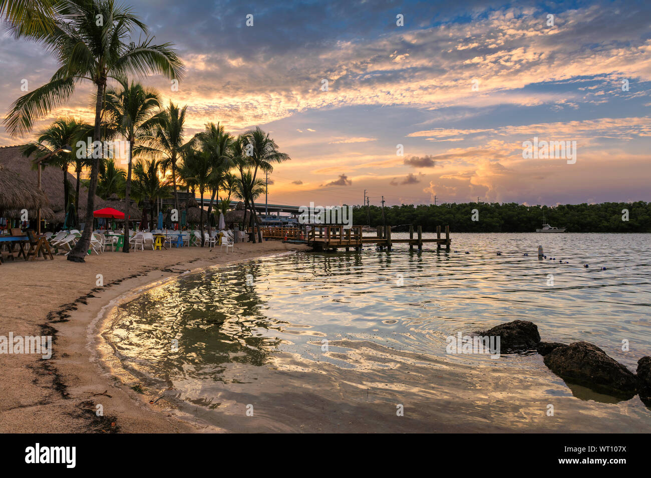 Beach Resort und Palmen bei Sonnenaufgang auf einer tropischen Insel, Florida Keys. Stockfoto