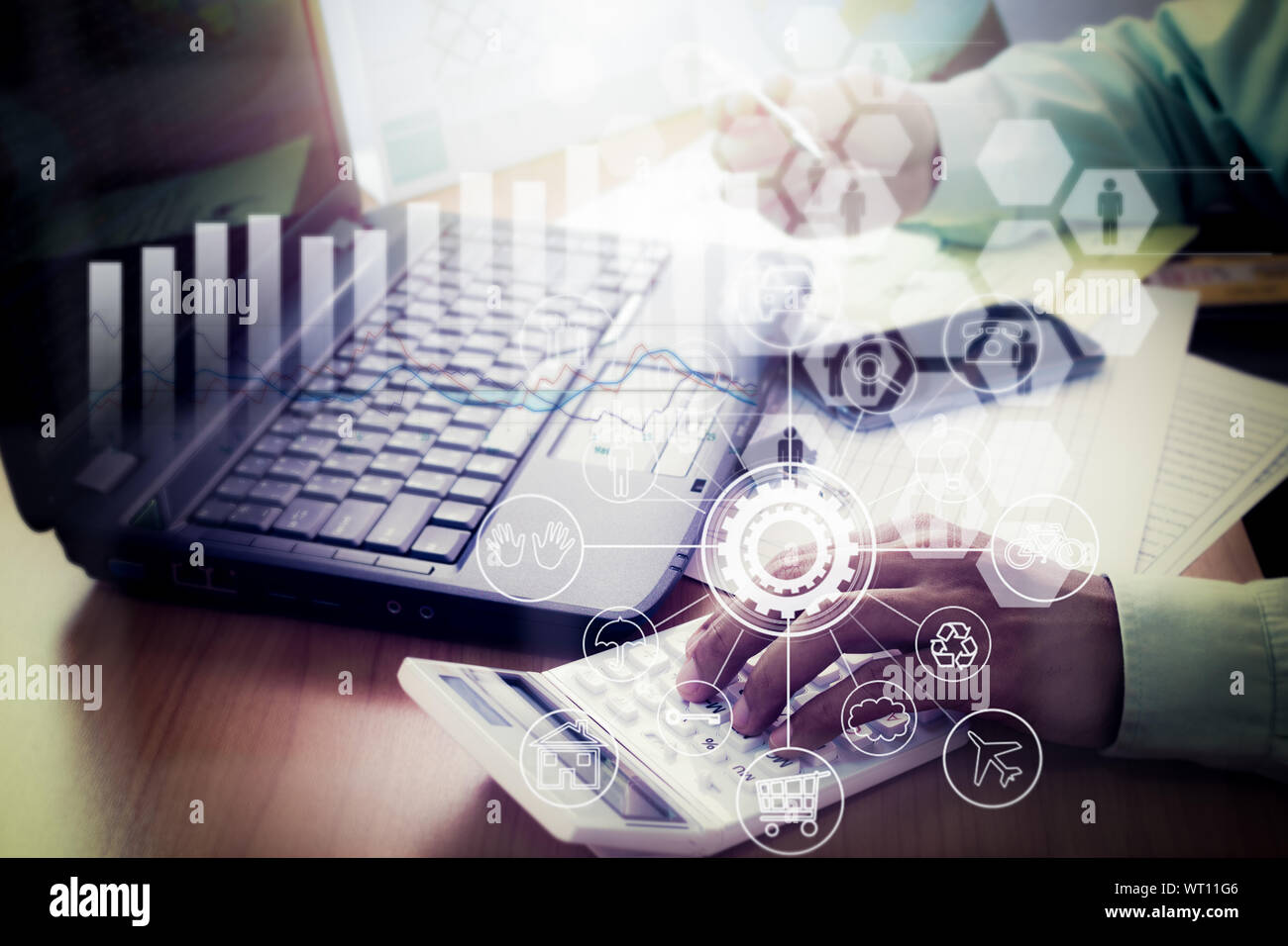 Die Hände eines Geschäfts Mann bei der Arbeit am Rechner im Büro mit virtuellen grafisches Symbol Diagramm. Stockfoto