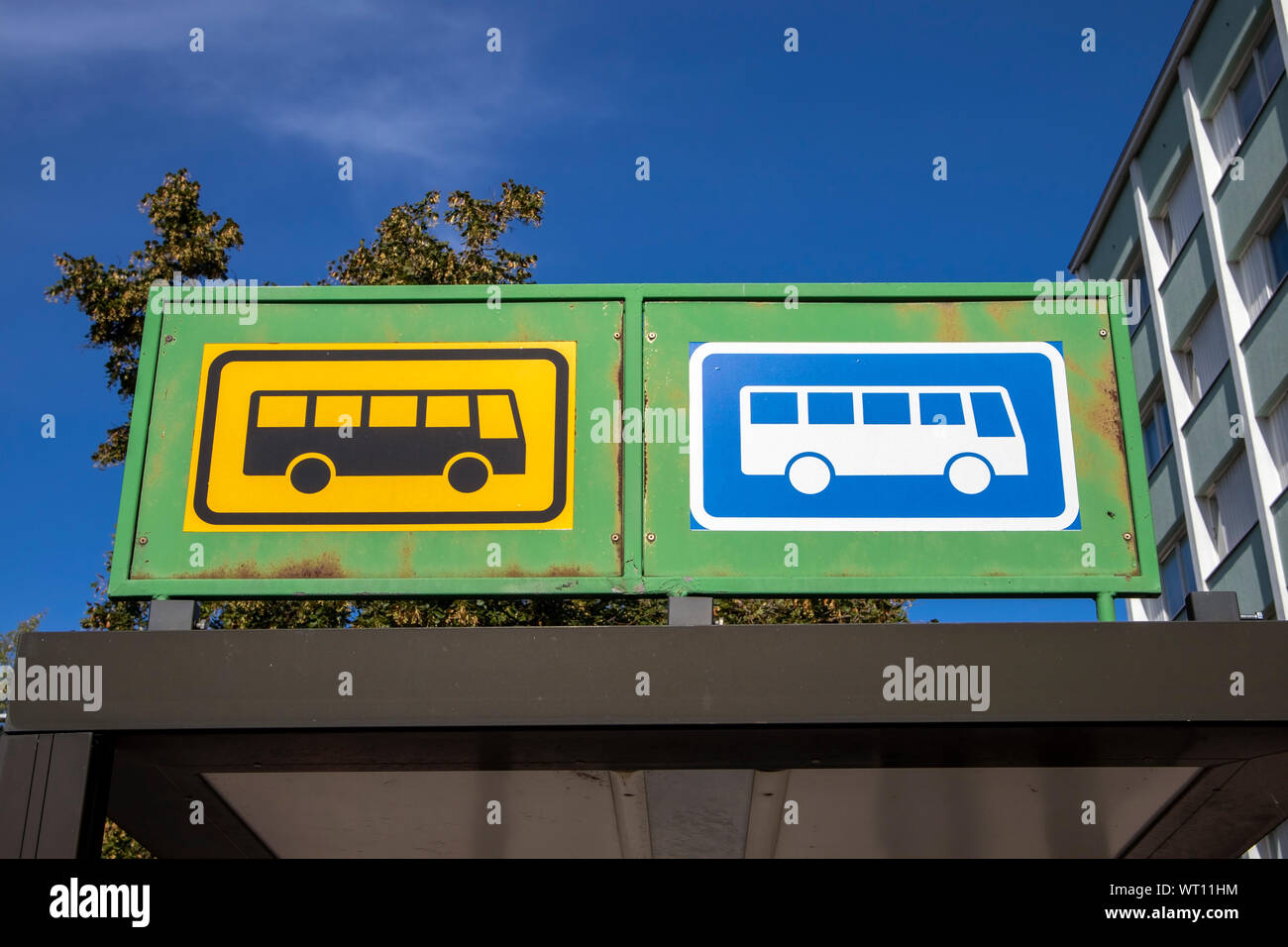 Bushaltestelle für den Nahverkehr und Fernverkehr Zeichen, Finnland Stockfoto