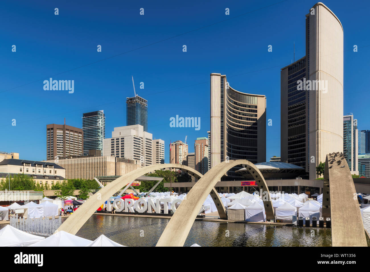 Toronto unterzeichnen und Toronto City Hall in Nathan Phillips Square an sonnigen Sommertagen, Kanada. Stockfoto