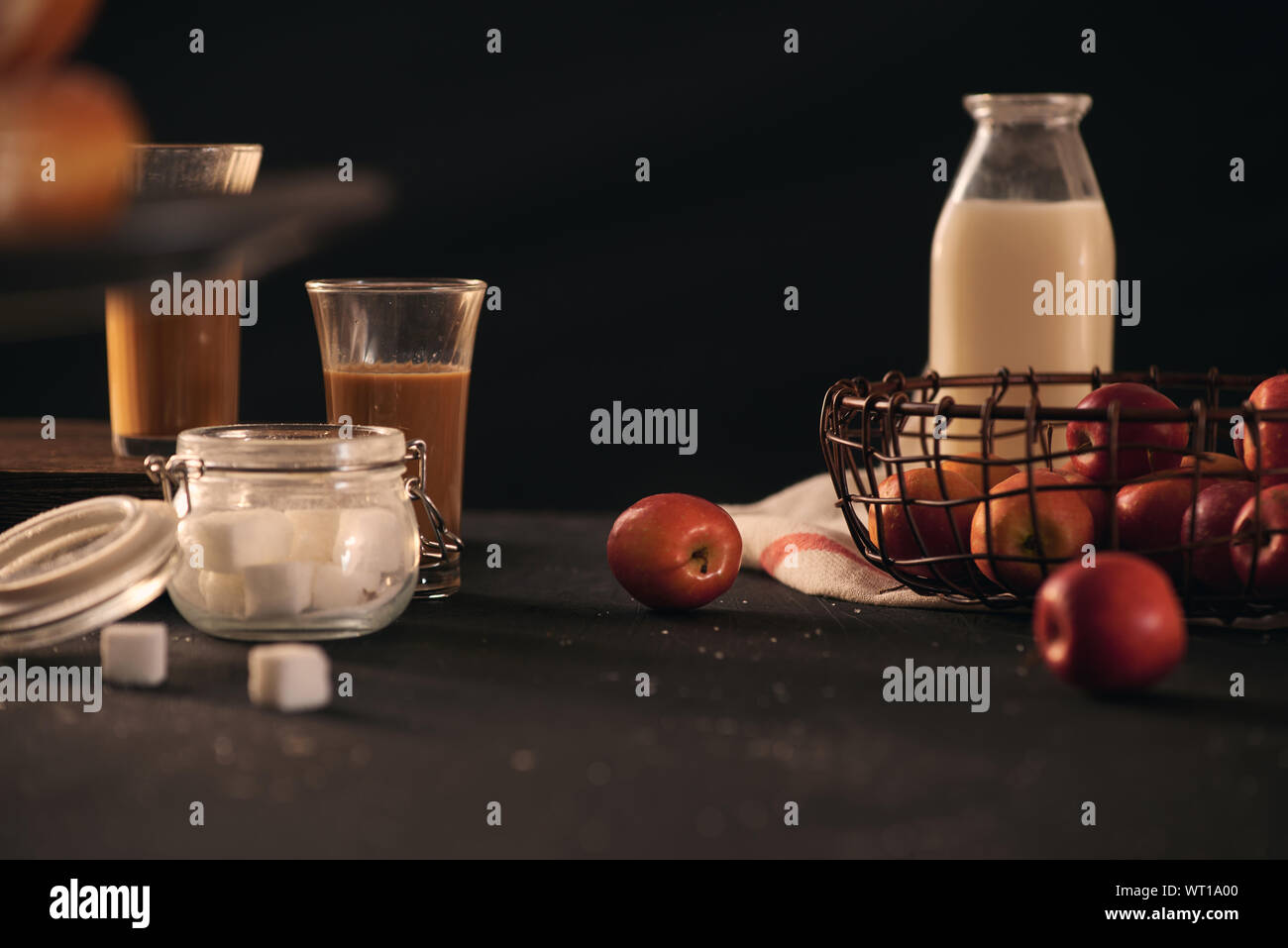 Krapfen Zutaten mit Milch, mini Äpfel, Zucker über schwarzen Hintergrund Stockfoto