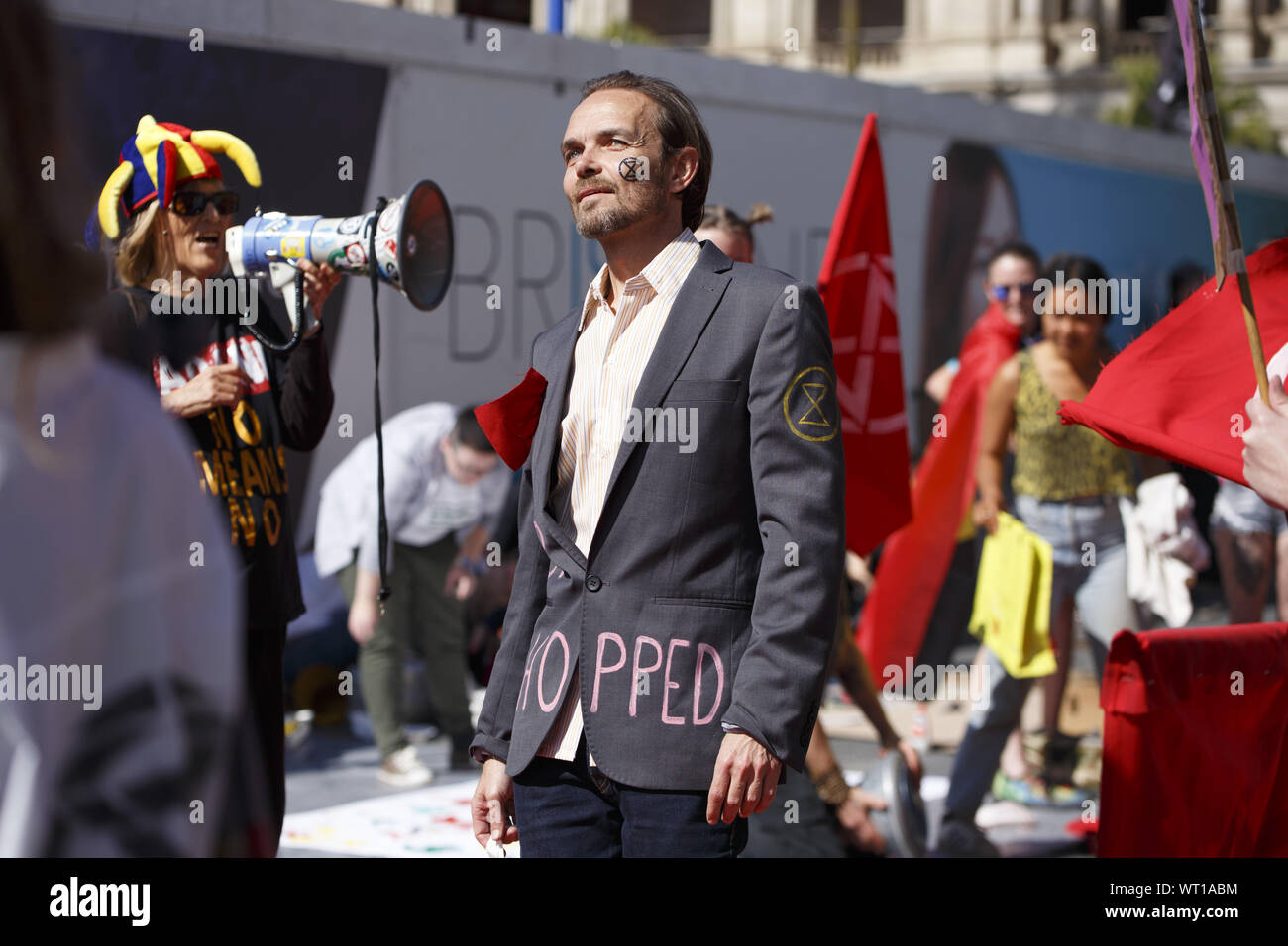 Brisbane, Queensland, Australien. 6 Aug, 2019. Ein Mann laufstegen an einem improvisierten schnell fashion show während das Aussterben Rebellion Demonstration. Mitglieder der Öffentlichkeit als "Aussterben Rebellion', eine internationale Gruppe, die Kundgebungen zu sammeln, und verursacht, dass ziviler Ungehorsam in der Hoffnung, sie zwingt die Regierung weitere Umweltverschmutzung und Klimawandel Politik zu verordnen. Die Menschen in Brisbane und vielen anderen Städten auf der ganzen Welt versammelten sich am 6. August zu protestieren und den öffentlichen Verkehr und den Halt, um ihre Anforderungen zu erfüllen. Credit: Joshua Prieto/SOPA Images/ZUMA Draht/Alamy leben Nachrichten Stockfoto