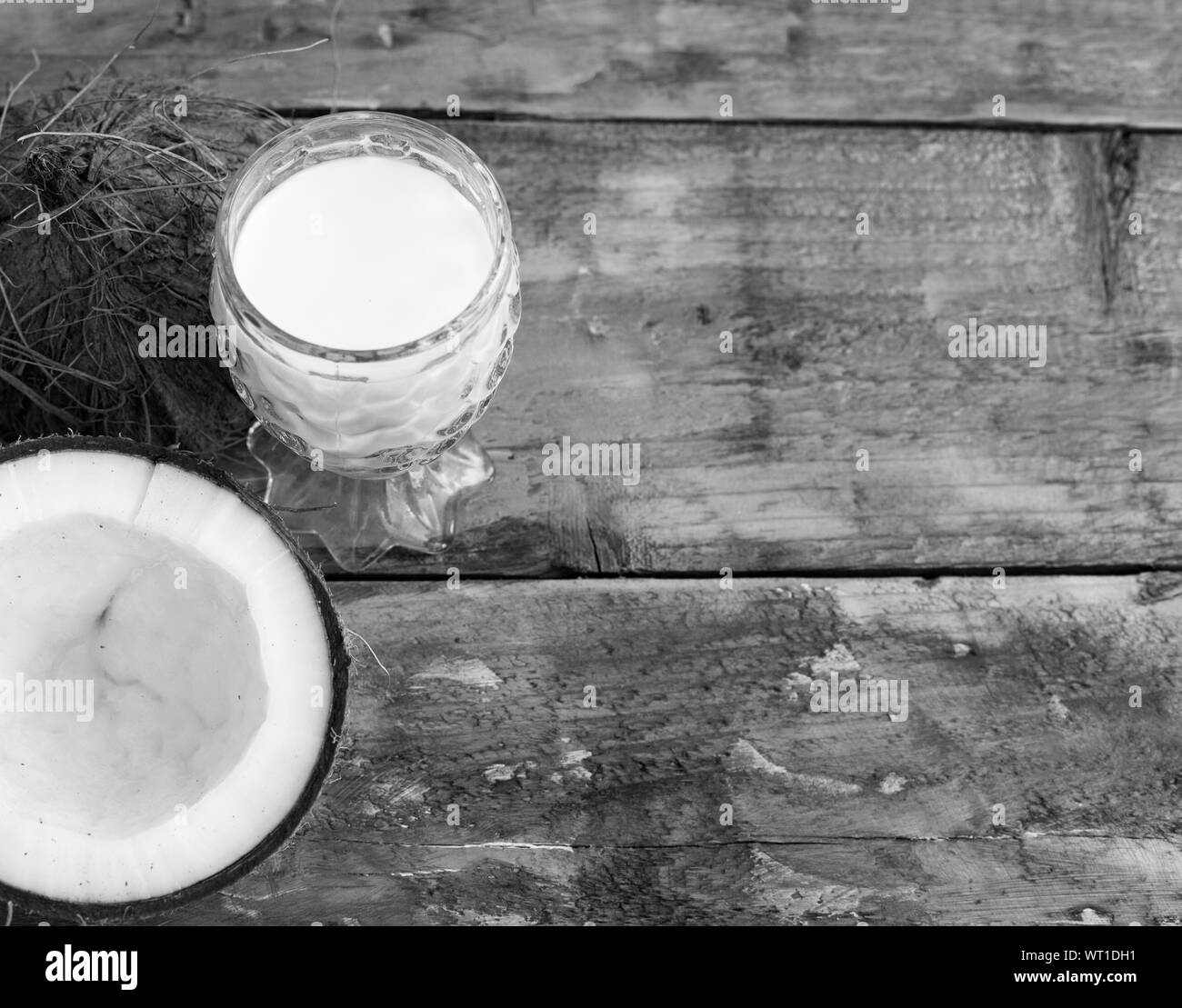 Kokosnuss halbieren und Kokosmilch auf weißem Hintergrund Stockfoto
