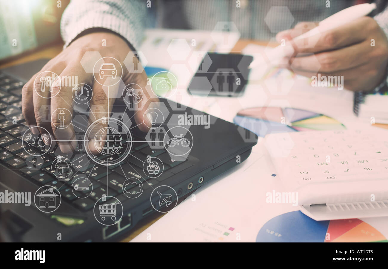 Unternehmer Arbeiten am Laptop mit Marketing Informationen Grafik und virtuellen grafisches Symbol Diagramm. Stockfoto