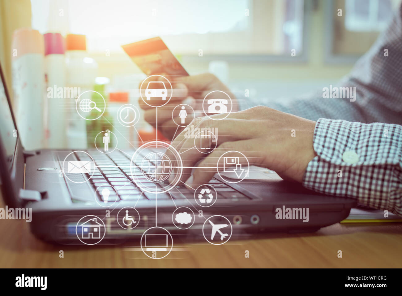 Geschäftsmann mit Laptop Zahlung per Kreditkarte mit virtuellen grafisches Symbol Diagramm online. Stockfoto