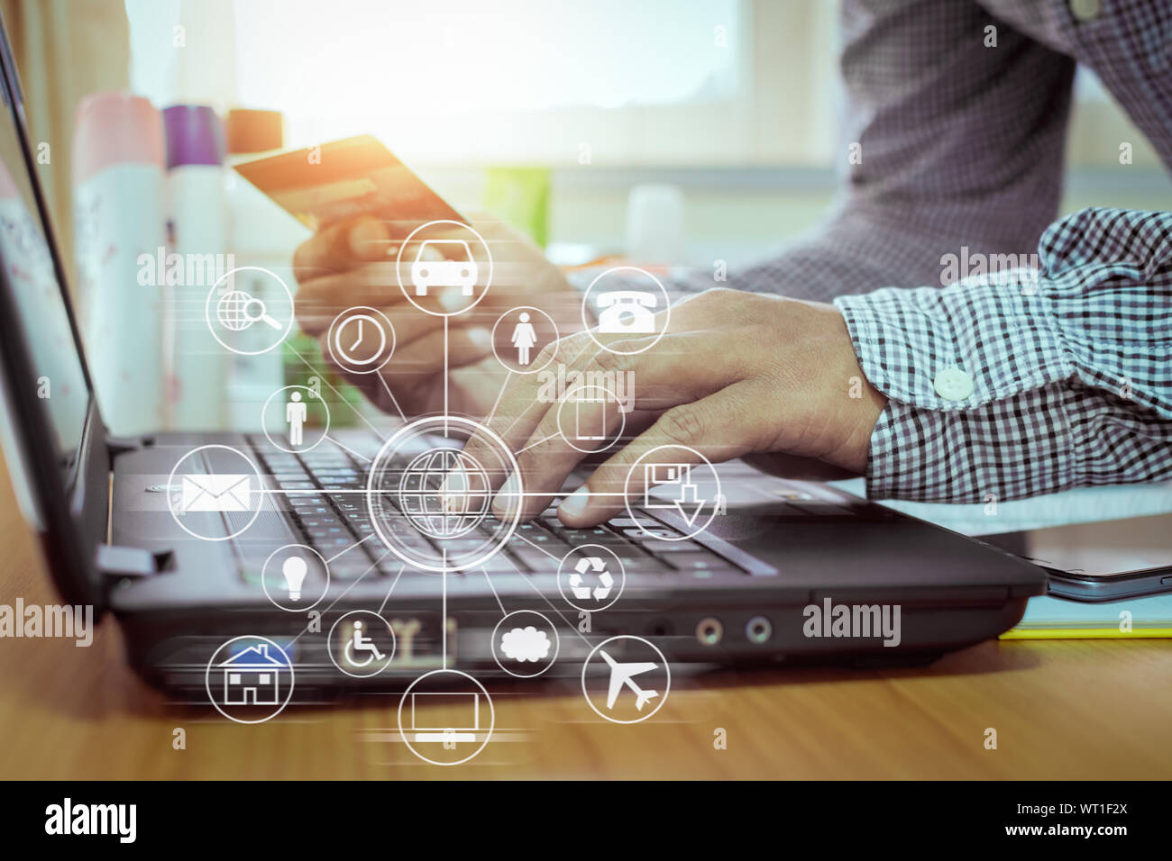 Geschäftsmann mit Laptop Zahlung per Kreditkarte mit virtuellen grafisches Symbol Diagramm online. Stockfoto