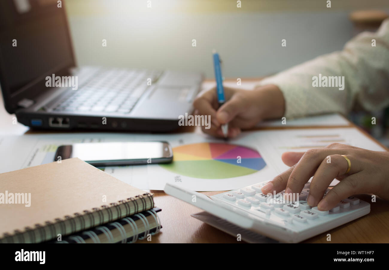 Geschäftsfrau Arbeiten am Rechner mit Marketing information Graph im Büro. Stockfoto
