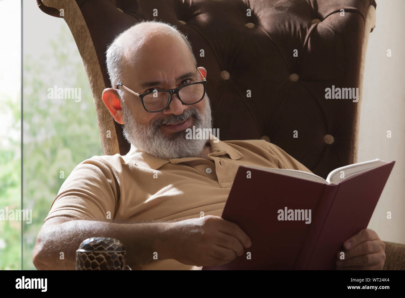 Älterer Mann ein Buch zu Hause lesen Stockfoto
