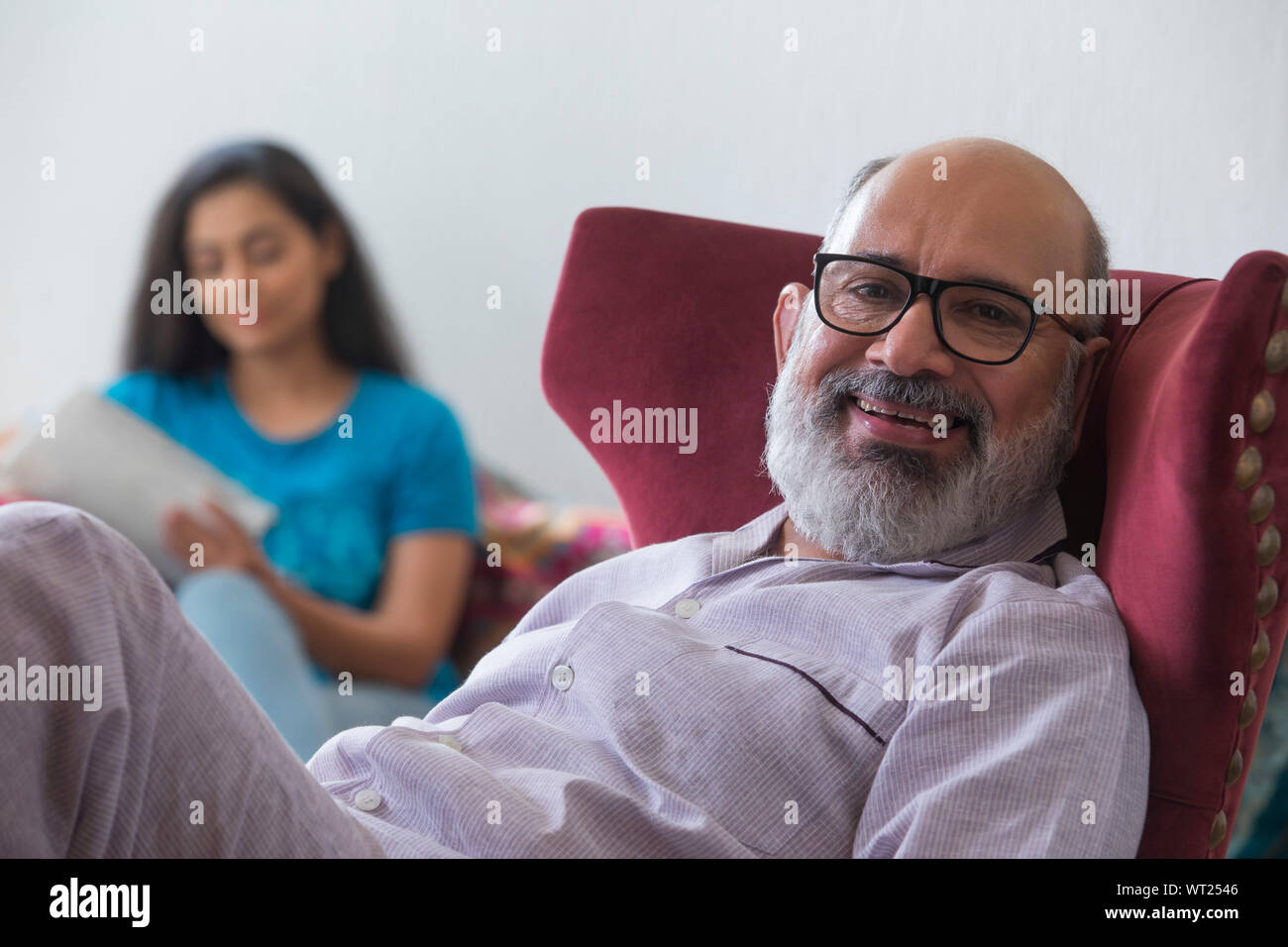 Porträt eines alten Mannes zu Hause sitzen Stockfoto