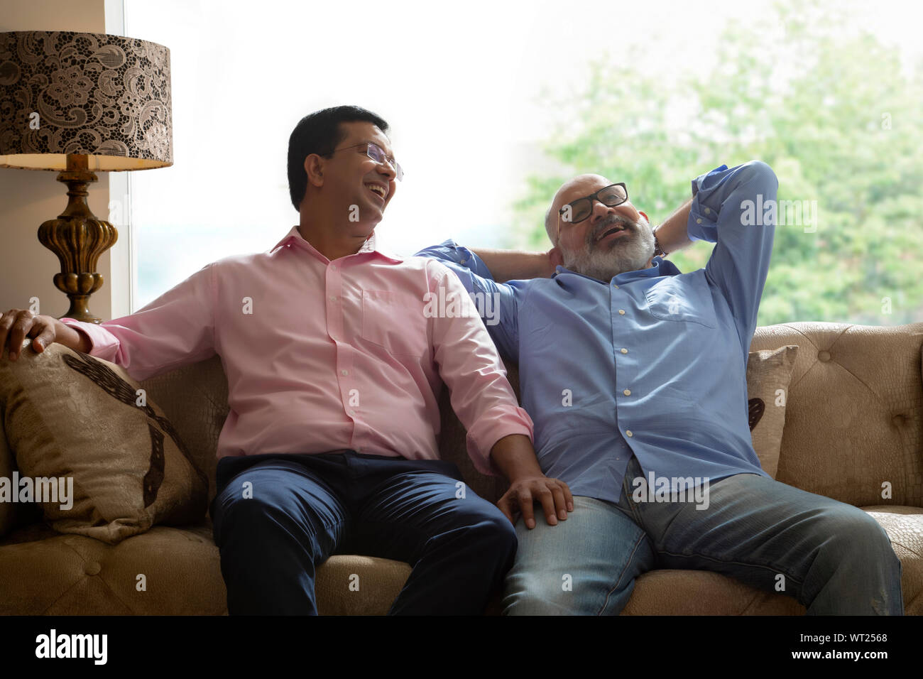 Vater und Sohn gemeinsam lachen Stockfoto