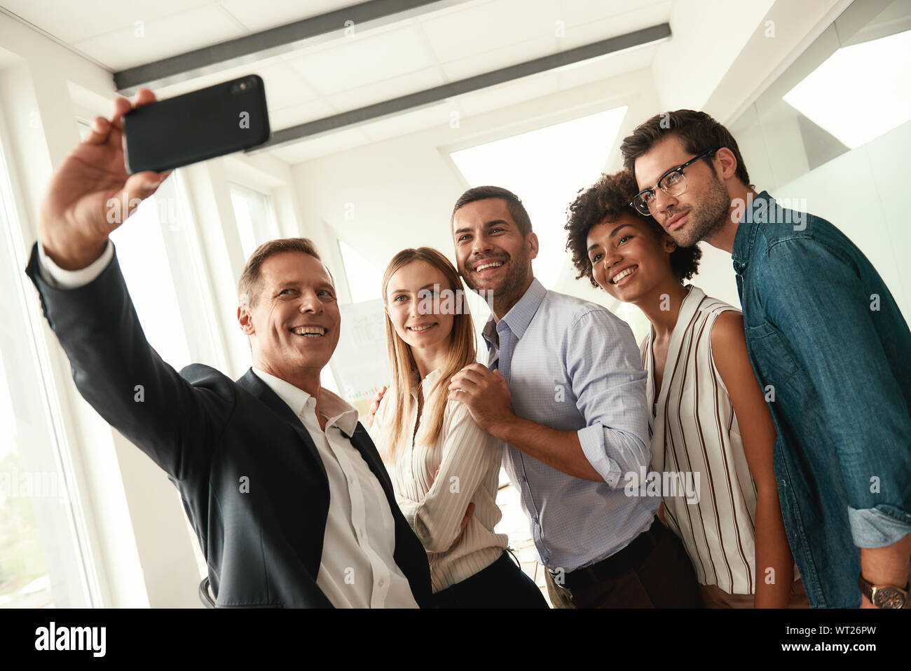 Happy Team Gruppe von Kolleginnen und Kollegen unter selfie lächelnd, während im modernen Büro. Fotografie Konzept. Büroalltag. Stockfoto