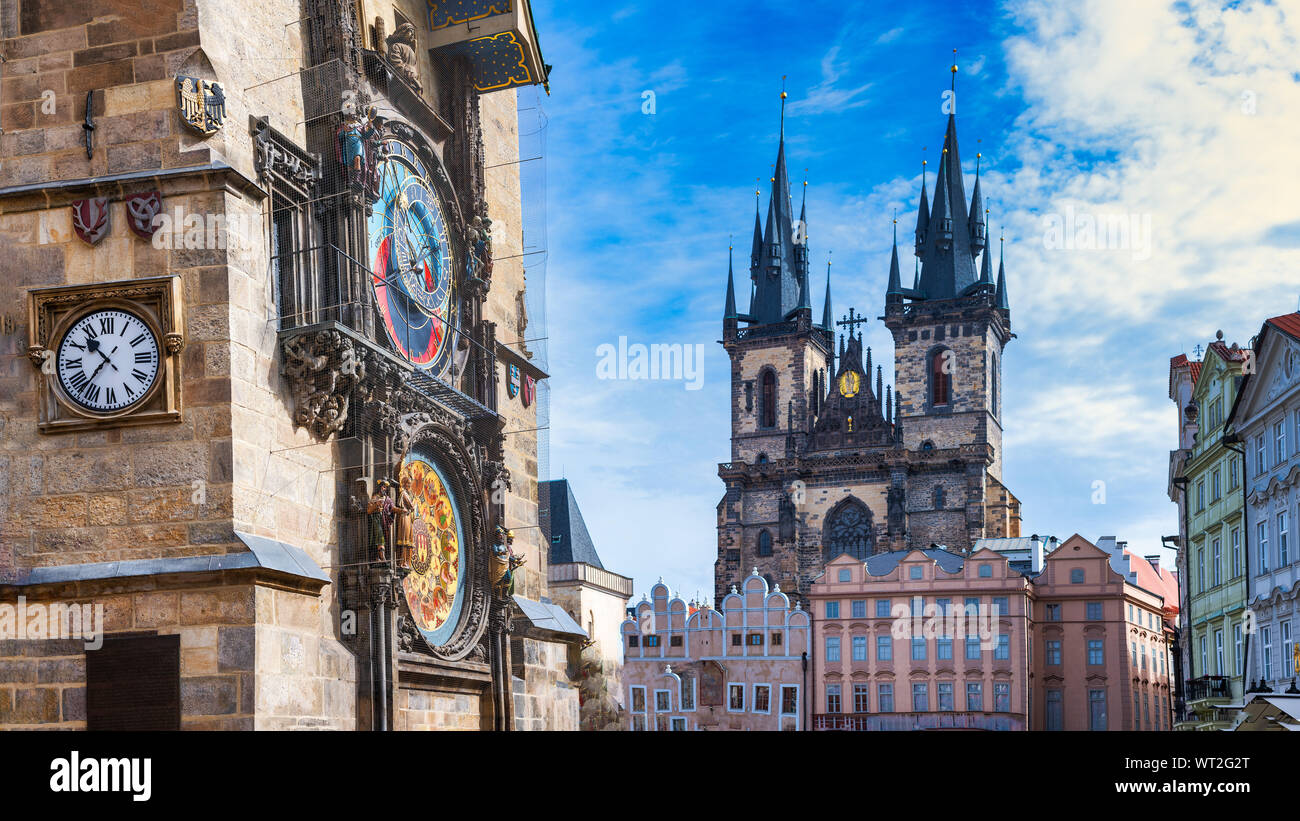 Astronomische Uhr in der alten Platz von Prag mit der Kirche der Jungfrau Maria von Tyn. Stockfoto