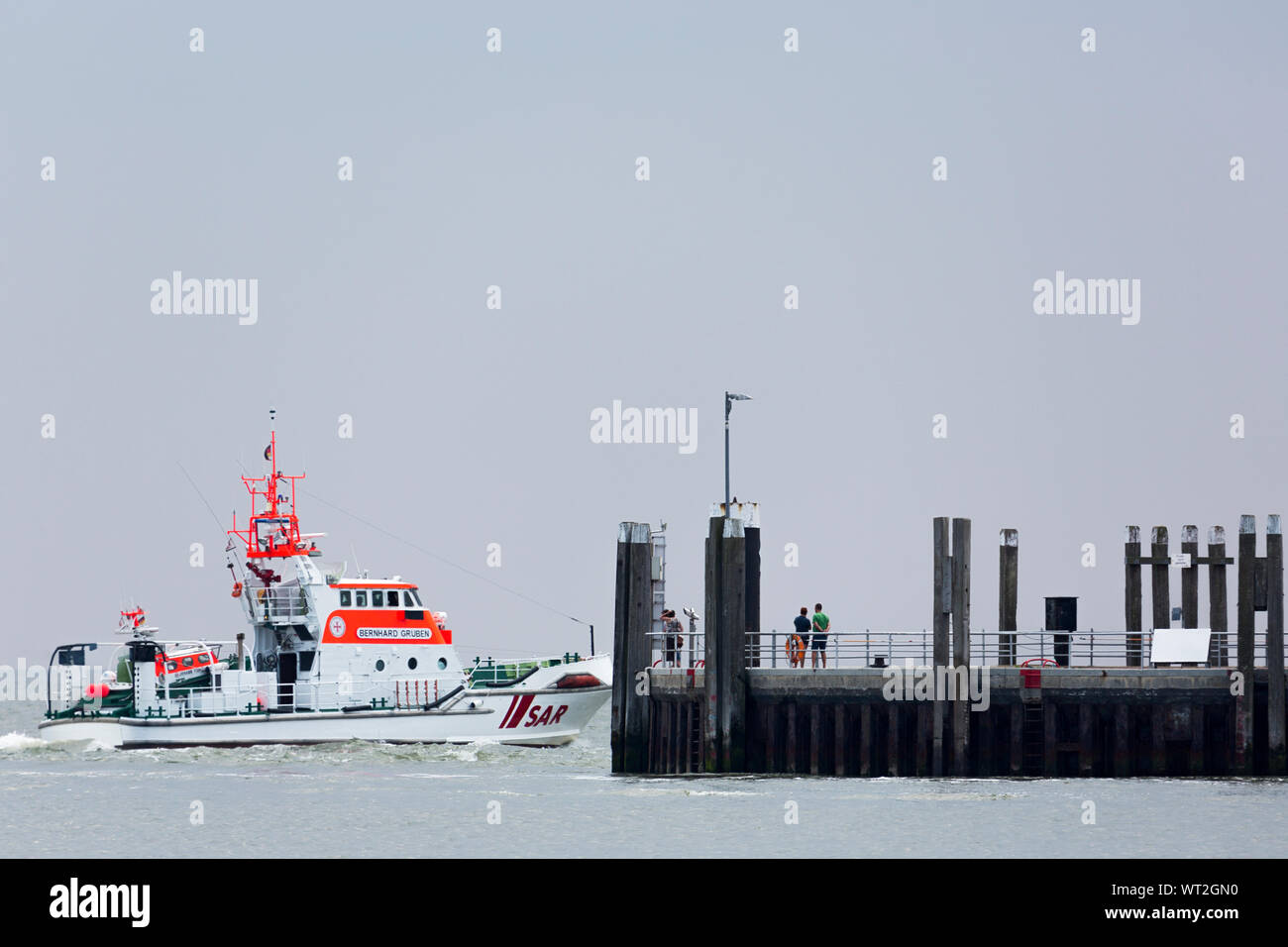 Seenotrettungskreuzer Bernhard Gruben vor dem Hafen von Norderney. Stockfoto