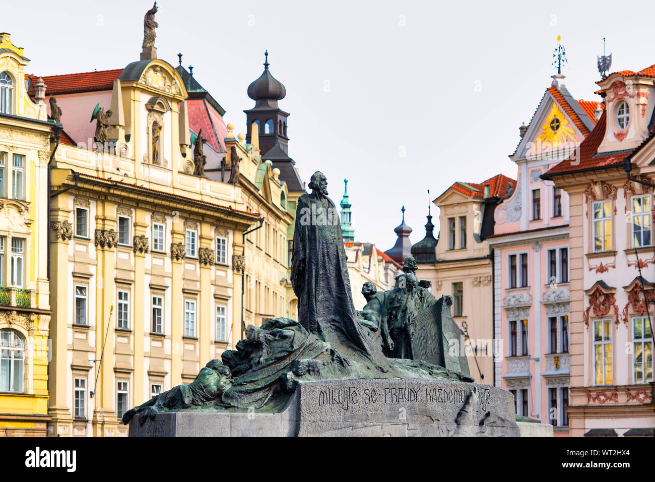 Statue von Jan Hus auf dem Altstädter Ring in Prag. Stockfoto