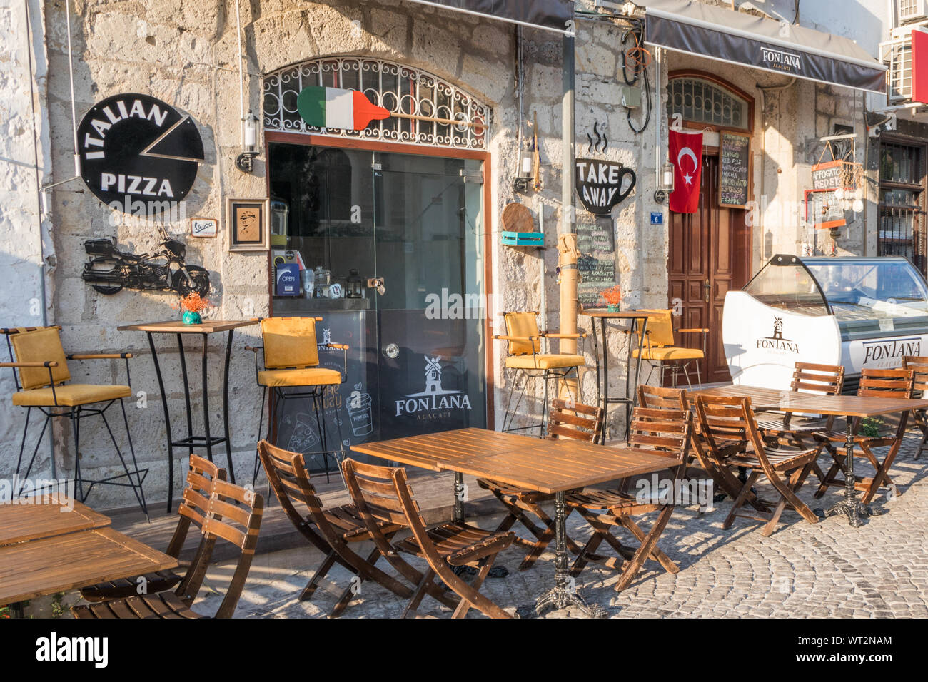 Alacati, Türkei - 3. September 2019: Italienische Pizzeria und Eisdiele. Die Stadt ist ein beliebtes Ziel für Touristen. Stockfoto