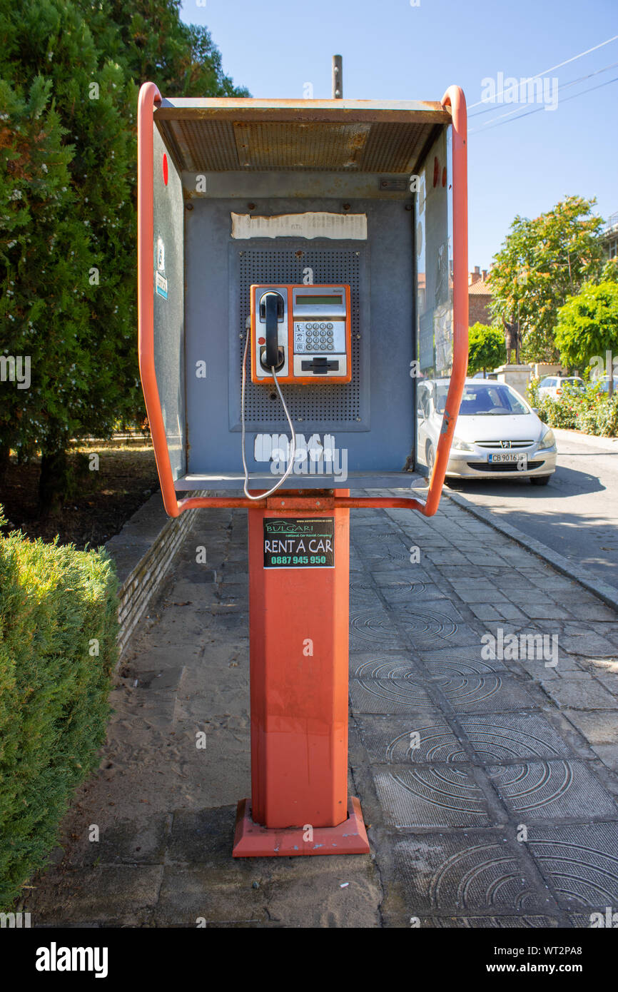 Obzor, Bulgarien 18 August 2019: Telefon, auf der Straße der Stadt Obzor, typische Bulgarien phone Box. Stockfoto