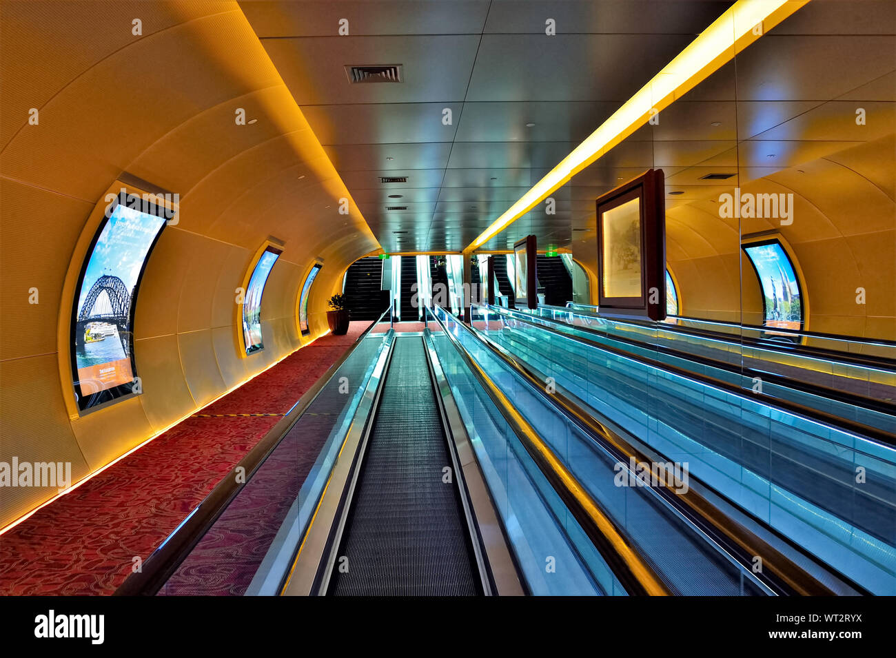 Unterirdischen Gang zu Fullerton Hotel Singapore mit beweglichen travellators in perspektivischer Ansicht Stockfoto