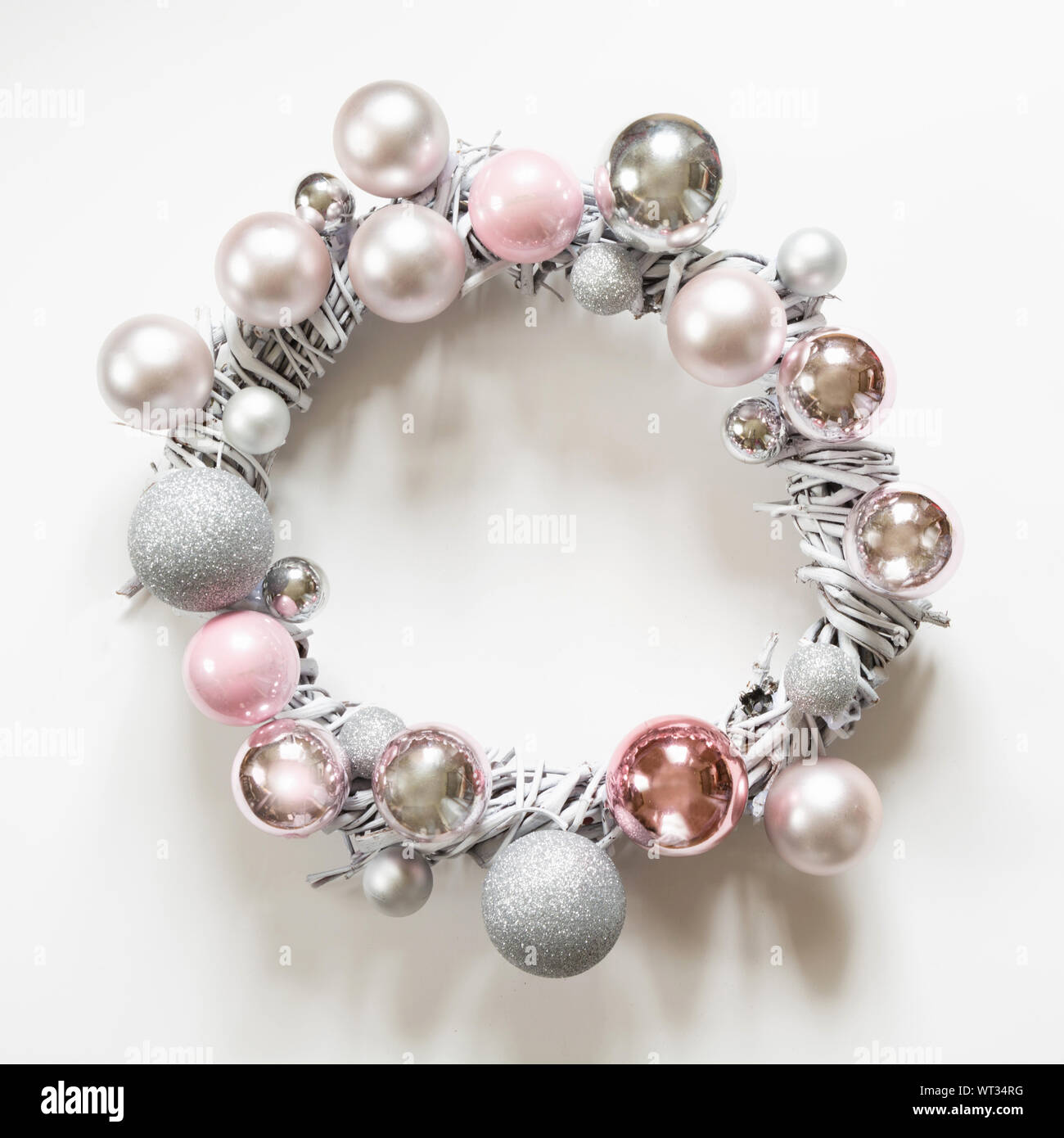 Weihnachten Kranz von Dekor, Silber und Rosa Kugeln, lackiert Rebe auf