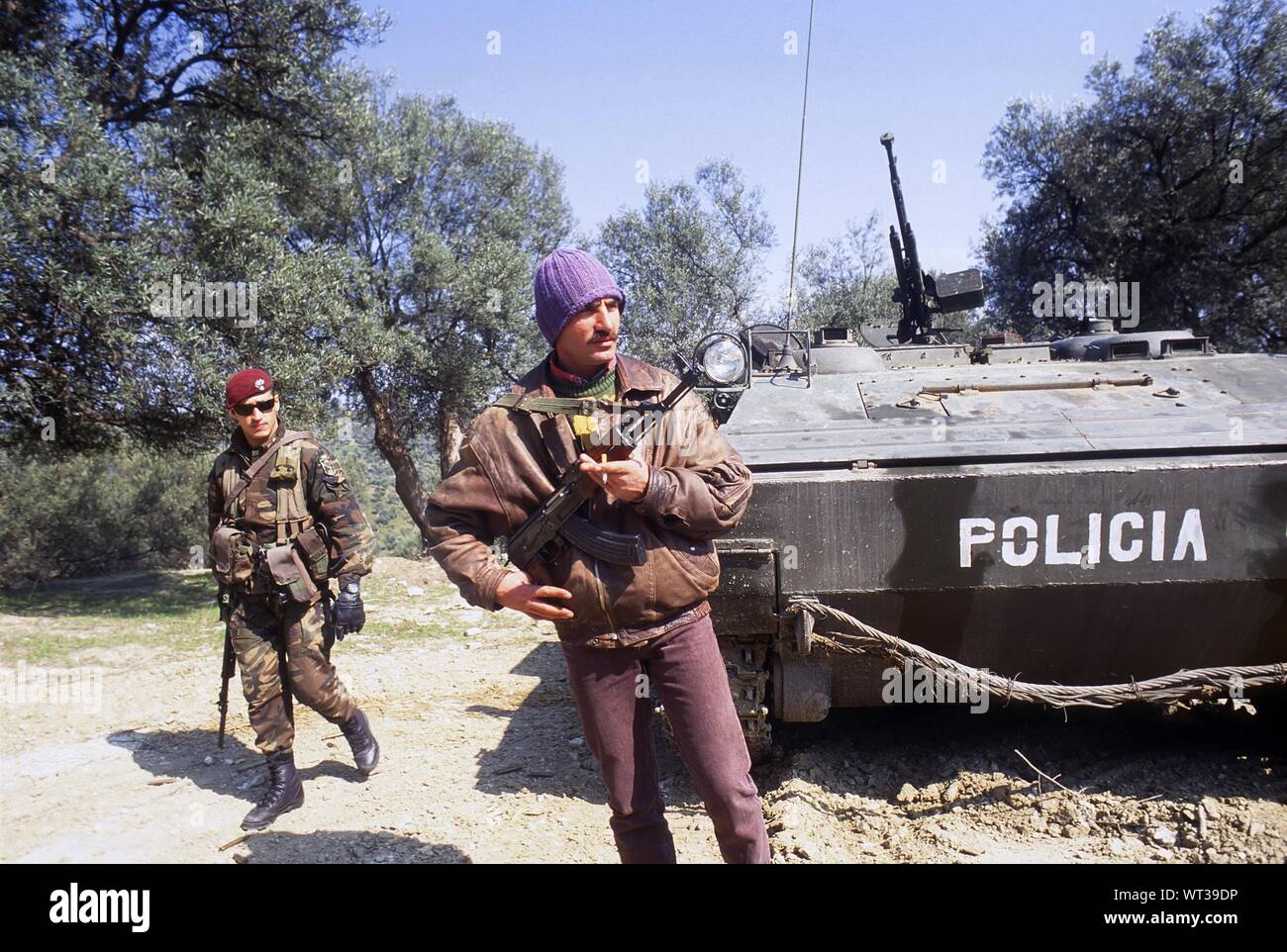 Albanien, Operation Alba der Italienischen Streitkräfte nach dem Bürgerkrieg von Frühjahr 1997, checkpoint am eingang von Vlora Stadt mit der lokalen Polizei und Carabinieri der 1 Tuscania Regiment Stockfoto