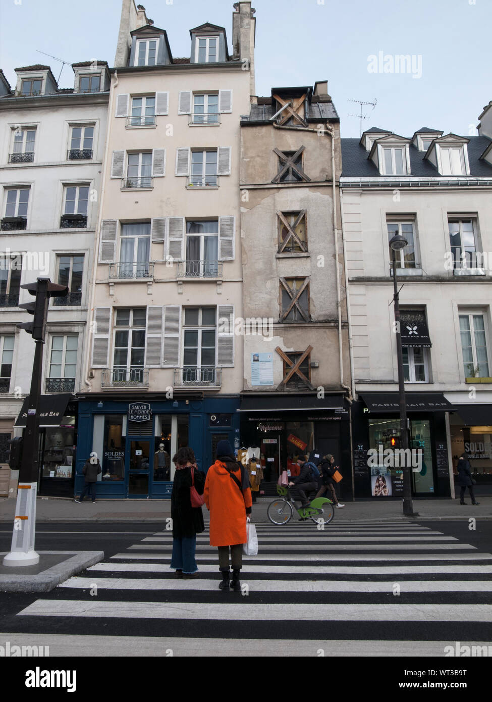 PARIS STREET FOTOGRAFIE - ZEBRASTREIFEN in der Rue de Rivoli - Paris Appartement Gebäude unter Sicherheit - URBAN PARIS - PARIS - PARIS - PARIS Quartier du Marais © Frédéric BEAUMONT Stockfoto