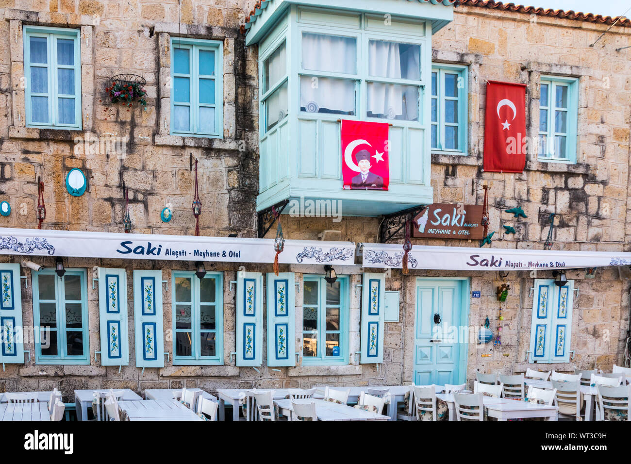 Alacati, Türkei - 3. September 2019: Saki Restaurant und Hotel. Die Stadt ist ein beliebtes Ziel für Touristen. Stockfoto