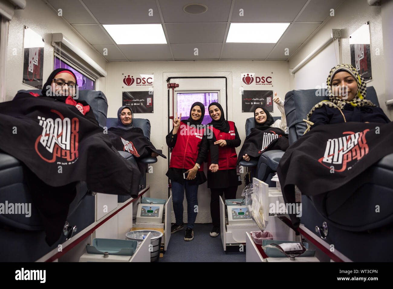 Beiruti Schiiten strömten Blut am heiligen Tag der Ashura zu spenden, knalligen alle vorherigen Blood Drive Datensätze in den Libanon. Es gibt mehr als eine Art und Weise, wie die Opfer von Imam Hussein zu gedenken und die Jugend des Libanon umfassen, was sie als eine positive Verwendung von Blut, als dass es auf den Straßen nach traditionellen Aderlaß Praktiken sehen. Mehr NGOs melden Sie sich an der Initiative zu organisieren, im Jahre 2013 von der WHO ist Mohamed, in jedem Jahr mit prectice jetzt weit unter den schiitischen Gemeinschaft Führer und Imamen unterstützt begonnen. Stockfoto