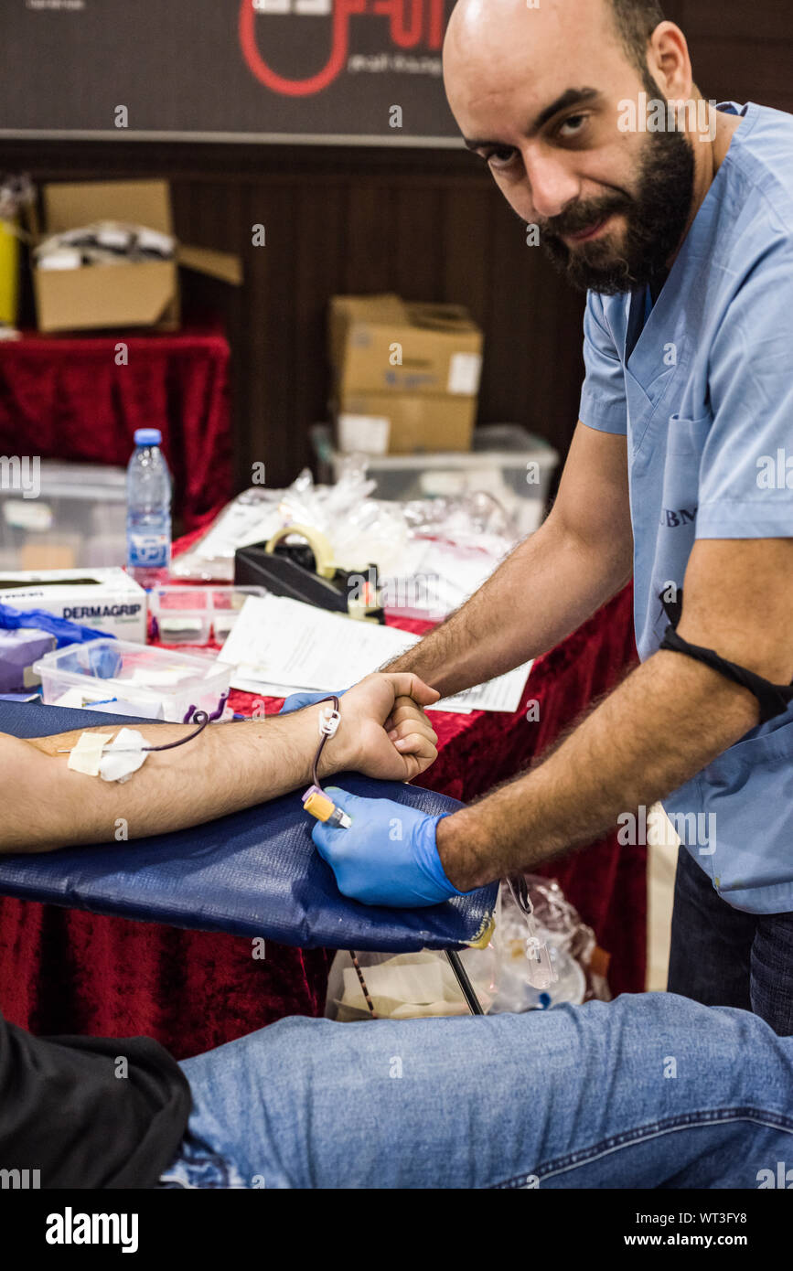 Beiruti Schiiten strömten Blut am heiligen Tag der Ashura zu spenden, knalligen alle vorherigen Blood Drive Datensätze in den Libanon. Es gibt mehr als eine Art und Weise, wie die Opfer von Imam Hussein zu gedenken und die Jugend des Libanon umfassen, was sie als eine positive Verwendung von Blut, als dass es auf den Straßen nach traditionellen Aderlaß Praktiken sehen. Mehr NGOs melden Sie sich an der Initiative zu organisieren, im Jahre 2013 von der WHO ist Mohamed, in jedem Jahr mit prectice jetzt weit unter den schiitischen Gemeinschaft Führer und Imamen unterstützt begonnen. Stockfoto