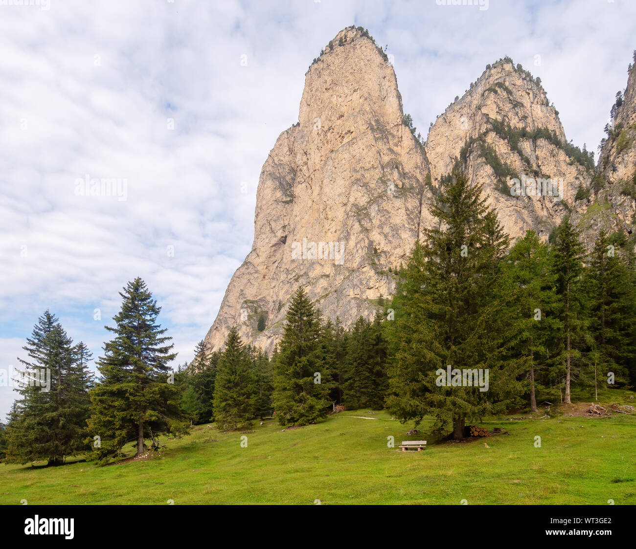 Dolomiten Alpen im Hintergrund. Rocky Mountains in der Nähe von Selva di Val Gardena, Südtirol, Südtirol. Keine Personen, ideal Hintergrund. Stockfoto