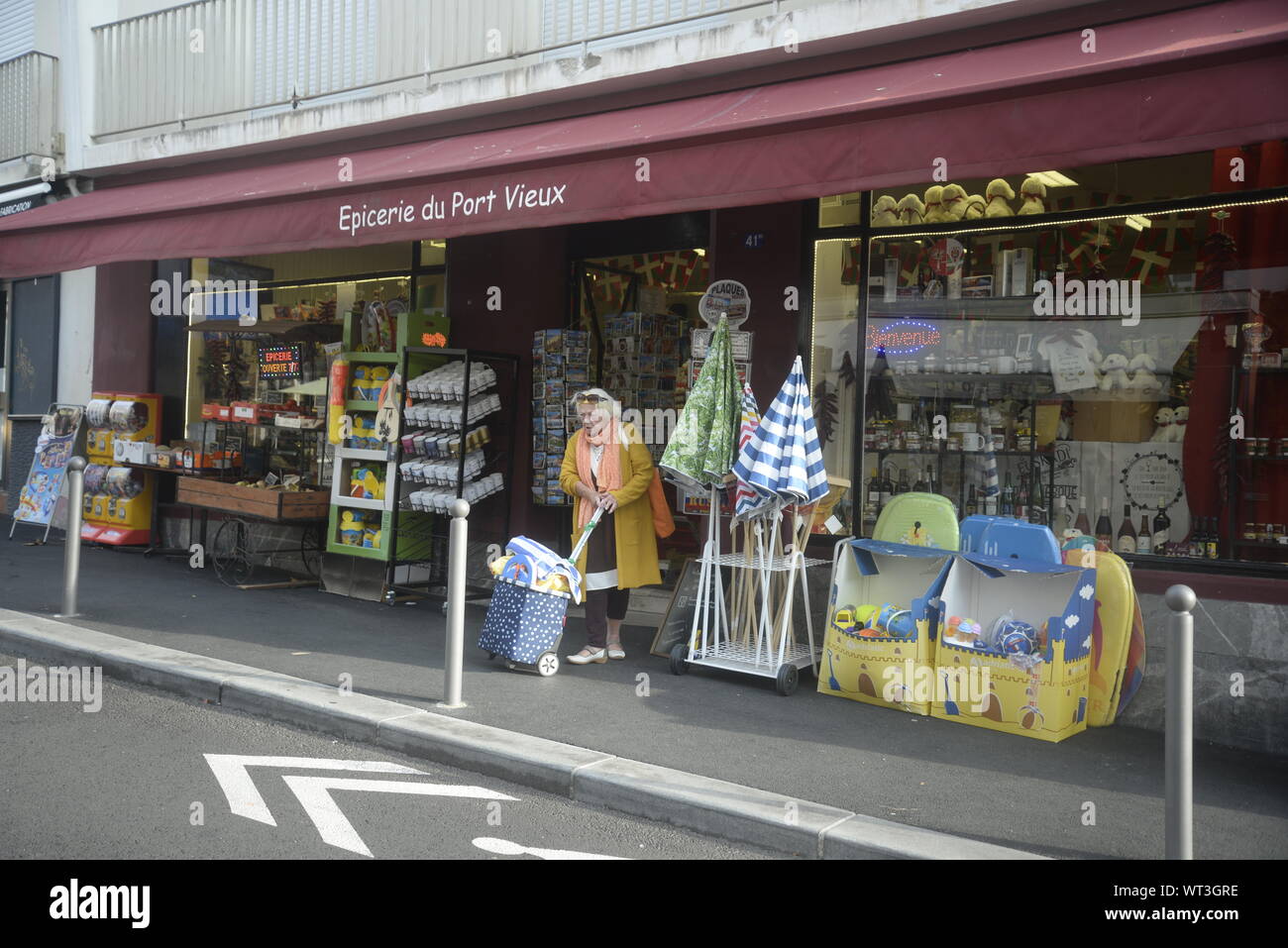 Vor einer Épicerie im Südwesten Frankreichs, pasakdek Stockfoto