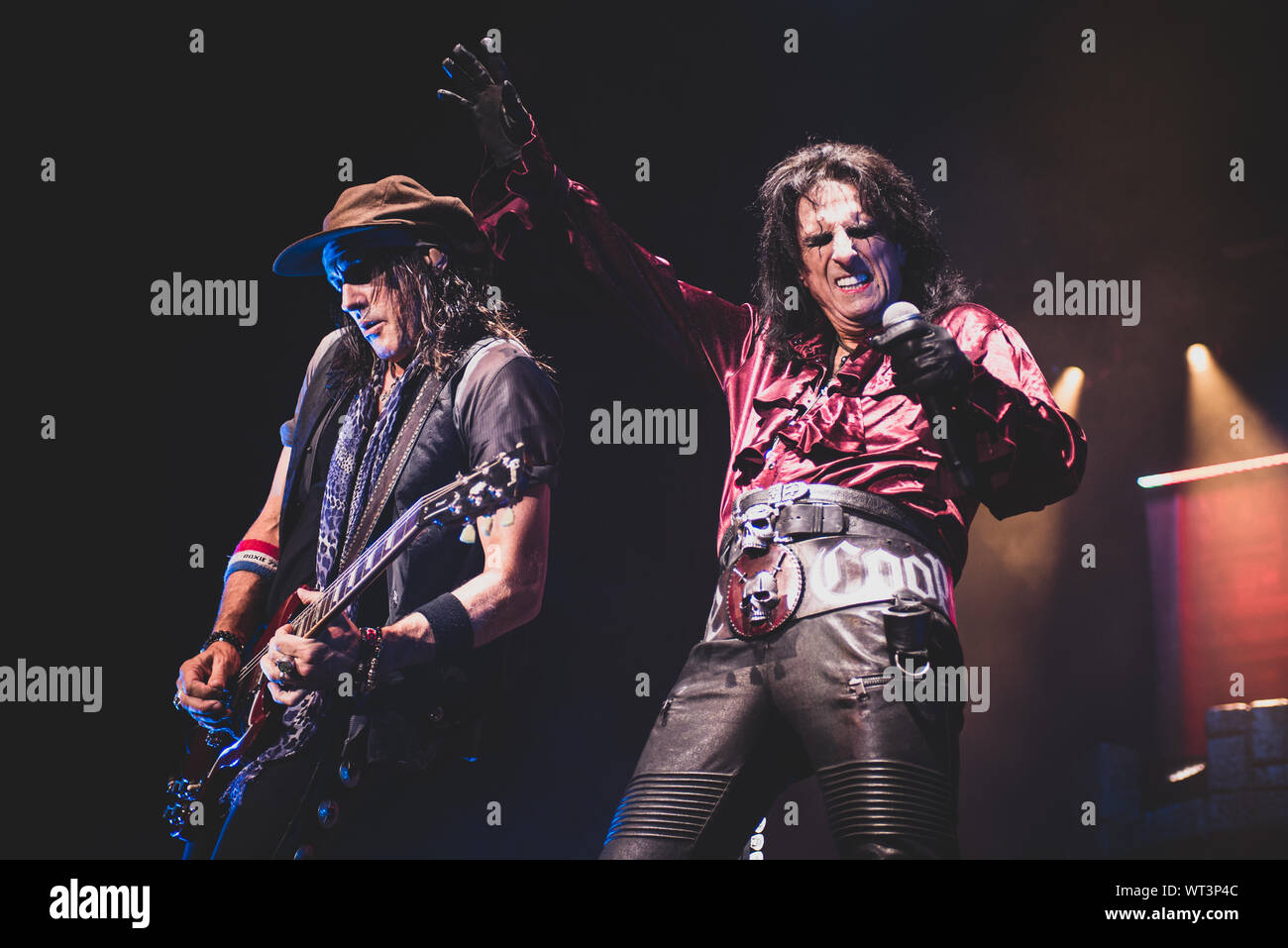 September 10th, 2019 - Gitarrist Ryan Roxie live zusammen mit Alice Cooper am Pala Alpitour in Turin. Stockfoto