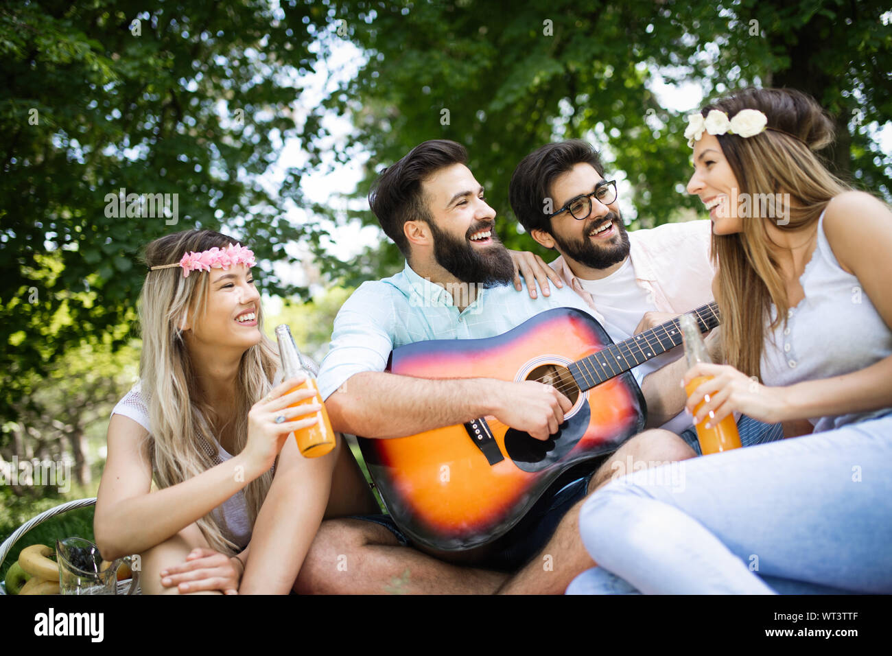 Sommer, Urlaub, Musik und Freizeit. Die Gruppe von Freunden ein Picknick im Freien. Stockfoto