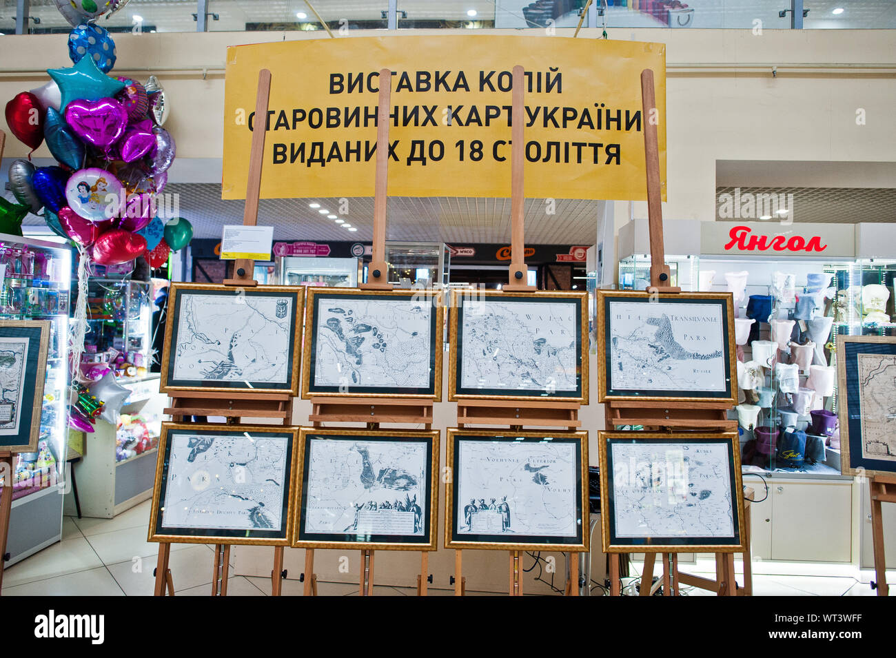 Kiew, Ukraine - September 1, 2019: Alte Karten von Europa und der Ukraine im 18. Jahrhundert 