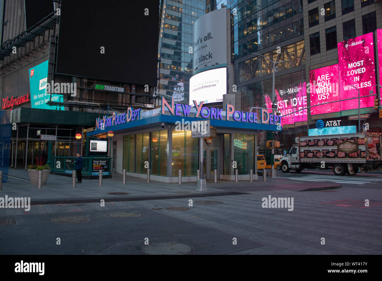 New York, USA, 8. April 2019: New York City NYPD Polizei in Time Square in New York City. Stockfoto
