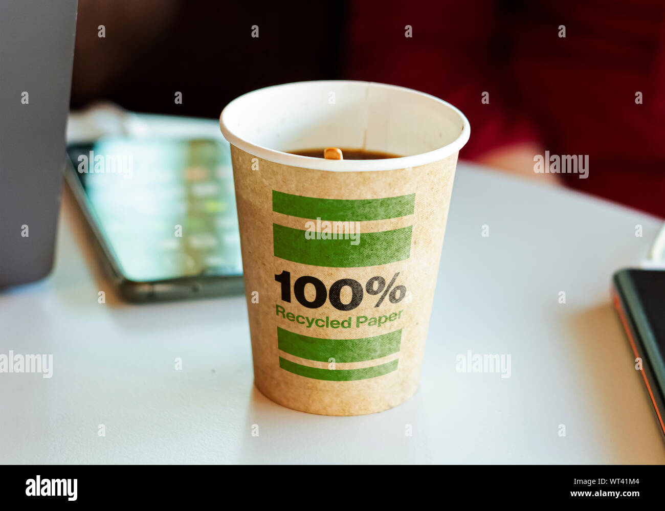 Ein recyclingpapier Behälter mit heißem Kaffee für eine Pause. Umweltschutz und ökologische Fragen Stockfoto