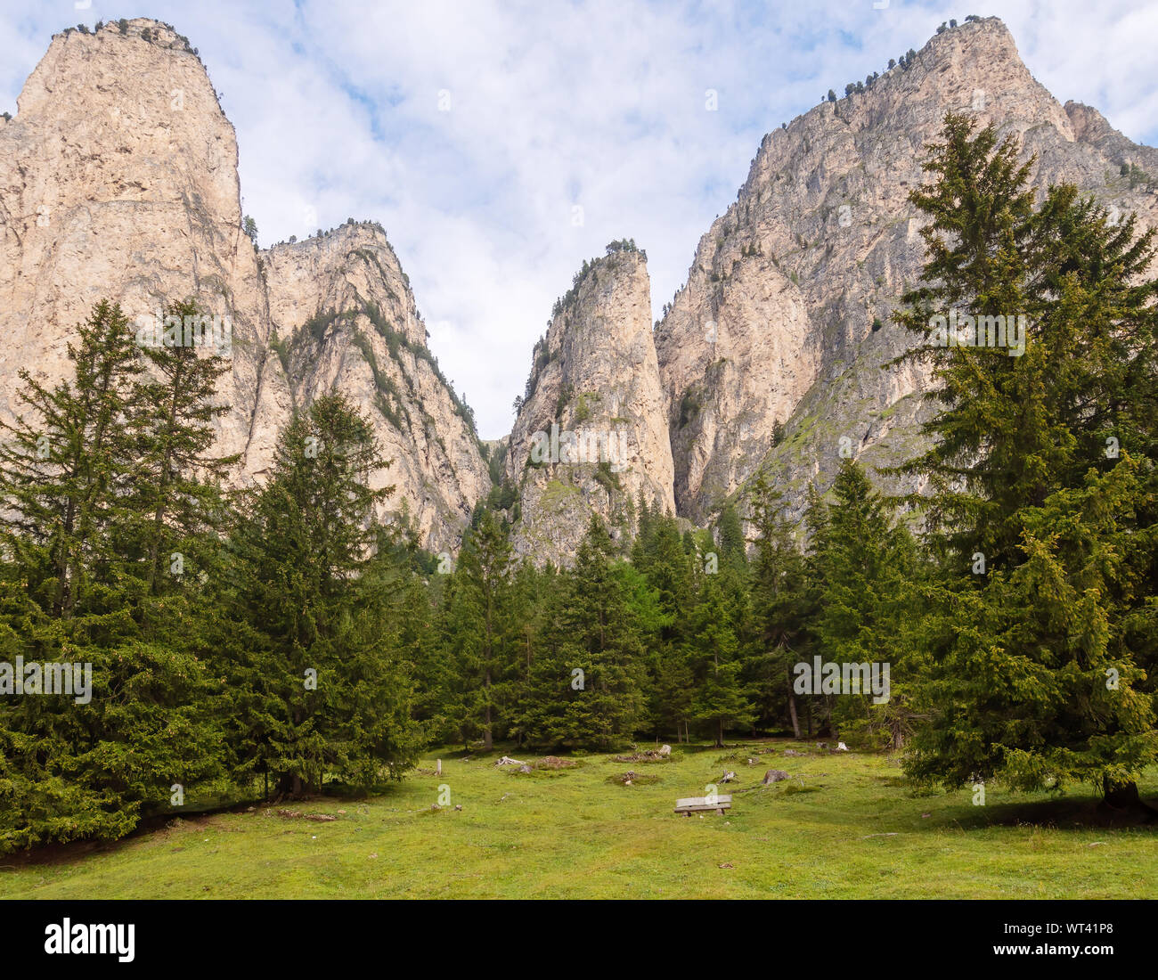 Dolomiten Alpen im Hintergrund. Rocky Mountains in der Nähe von Selva di Val Gardena, Südtirol, Südtirol. Keine Personen, ideal Hintergrund. Stockfoto