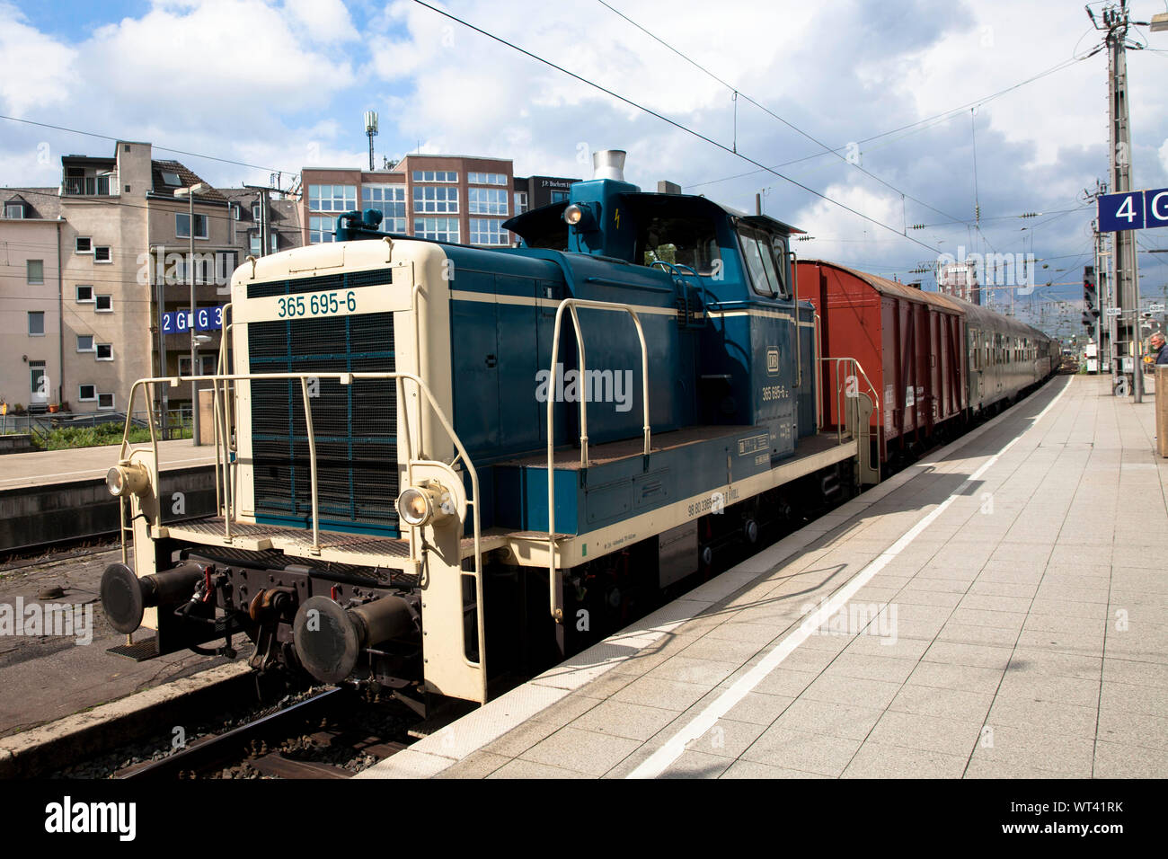Diesellokomotive der Deutschen Bahn (Deutsche Bahn) am Hauptbahnhof, Köln, Deutschland. Diesellok der Deutschen Bahn im Hauptbahnhof, Köln,,Deuts Stockfoto