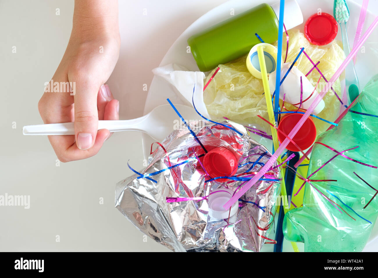 Essen Kunststoff Papierkorb oder Konsumieren von Junk food Konzept. Umweltverschmutzung mit Plastikmüll und die Gefahr der microplastics für die menschliche Gesundheit, für MICR Stockfoto